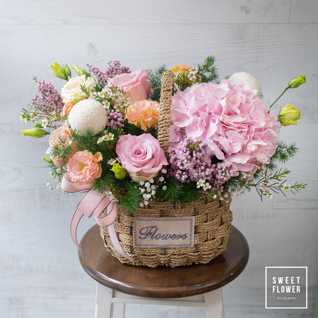 ตะกร้า พาสเทล หวาน ดอกไม้หลัก กุหลาบ คาร์เนชั่น ไฮเดรนเยีย — ผลงานร้านดอกไม้ Sweetflower by Issaree