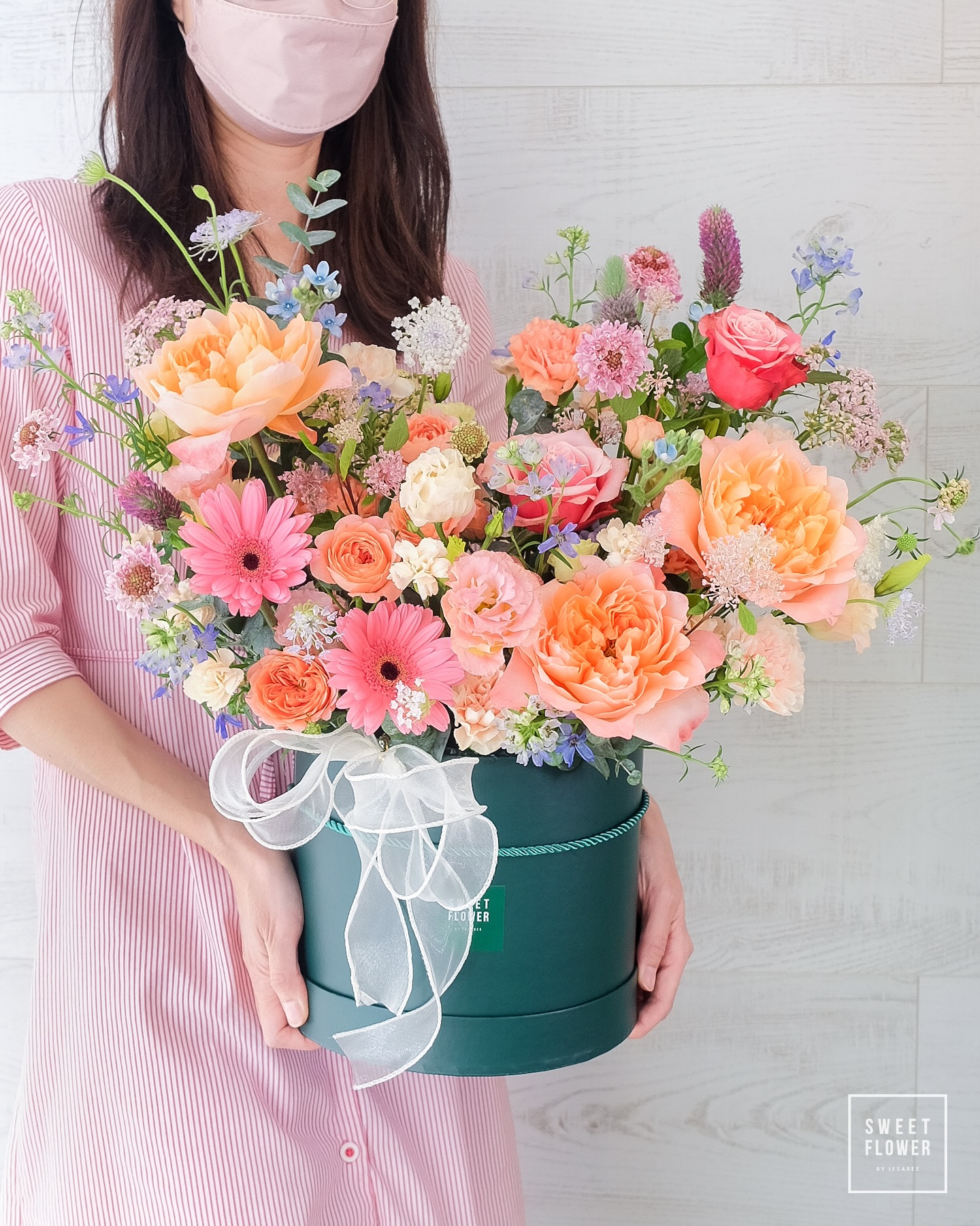 กล่อง หลากสี สดใส ดอกไม้หลัก กุหลาบ เยอบีร่า คาร์เนชั่น — ผลงานร้านดอกไม้ Sweetflower by Issaree