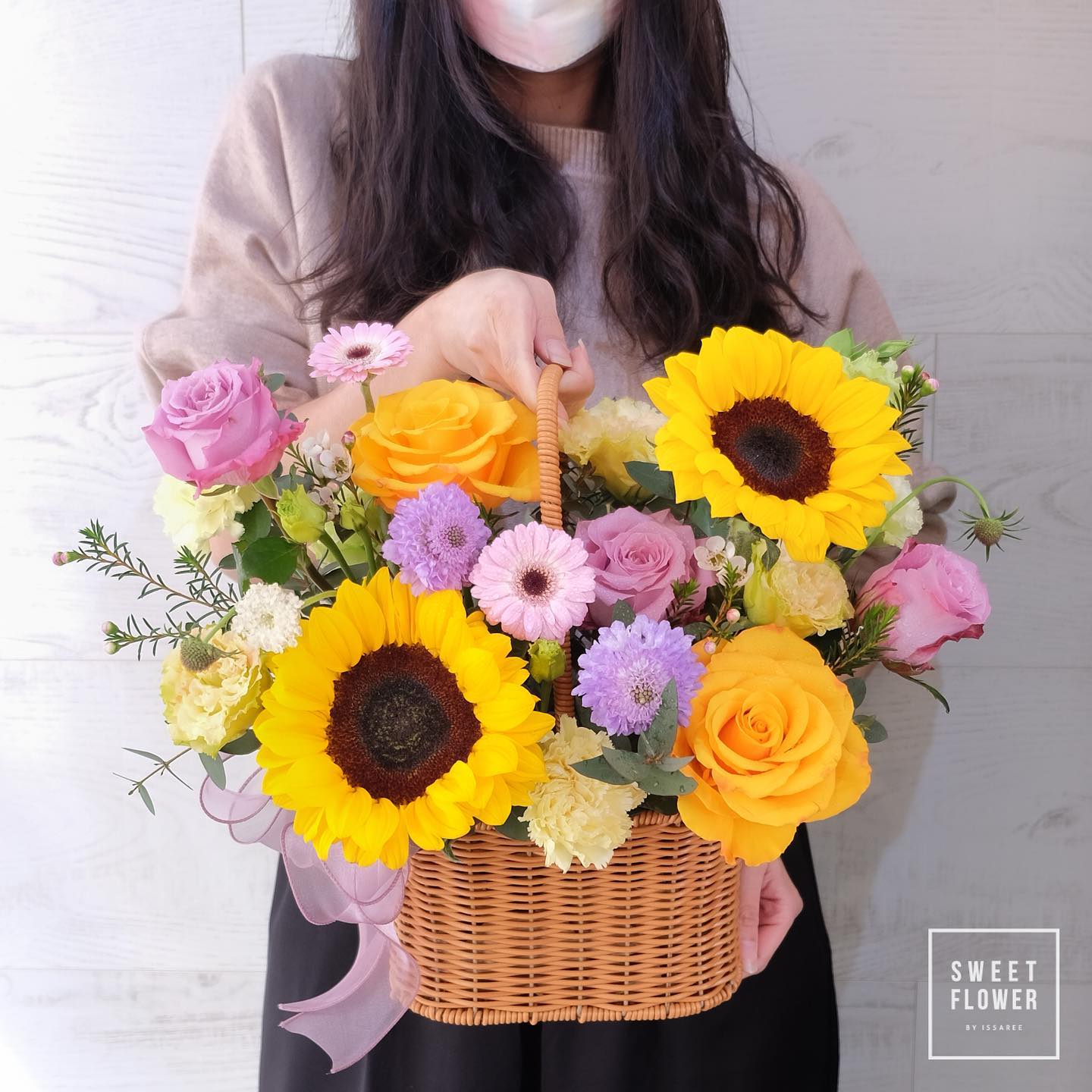 ตะกร้า เหลือง-ส้ม หวาน ดอกไม้หลัก ทานตะวัน กุหลาบ เยอบีร่า — ผลงานร้านดอกไม้ Sweetflower by Issaree
