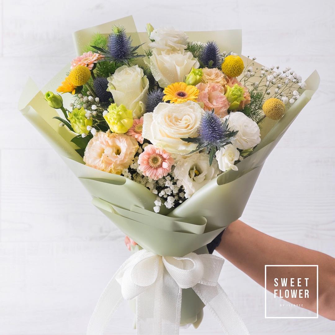 ช่อ ขาว-เขียว หวาน ดอกไม้หลัก กุหลาบ เดซี่/มาร์กาเร็ต คาร์เนชั่น — ผลงานร้านดอกไม้ Sweetflower by Issaree