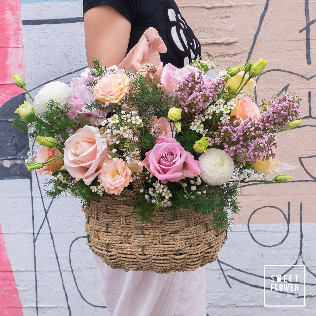 ตะกร้า พาสเทล หวาน ดอกไม้หลัก กุหลาบ คาร์เนชั่น ไฮเดรนเยีย — ผลงานร้านดอกไม้ Sweetflower by Issaree — ภาพที่ 2 จาก 6