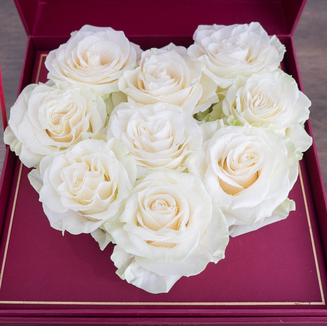 กล่อง ขาว-เขียว ดอกไม้หลัก กุหลาบ — ผลงานร้านดอกไม้ Sweetflower by Issaree — ภาพที่ 4 จาก 4