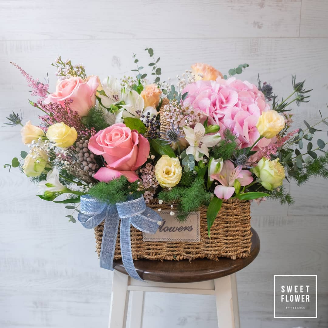 ตะกร้า พาสเทล หวาน ดอกไม้หลัก กุหลาบ พีโอนี่ ลิลลี่ — ผลงานร้านดอกไม้ Sweetflower by Issaree — ภาพที่ 3 จาก 5