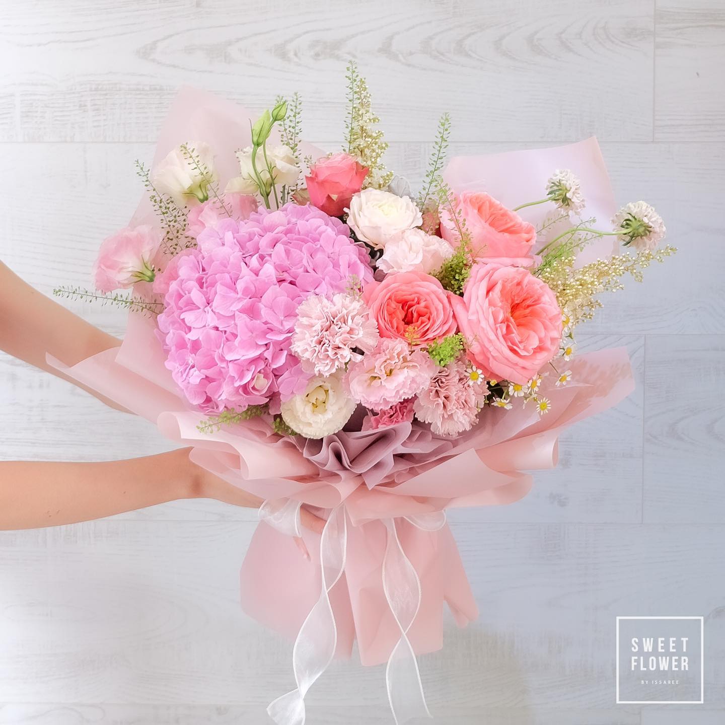 ช่อ พาสเทล หวาน ดอกไม้หลัก ไฮเดรนเยีย กุหลาบ คาร์เนชั่น — ผลงานร้านดอกไม้ Sweetflower by Issaree
