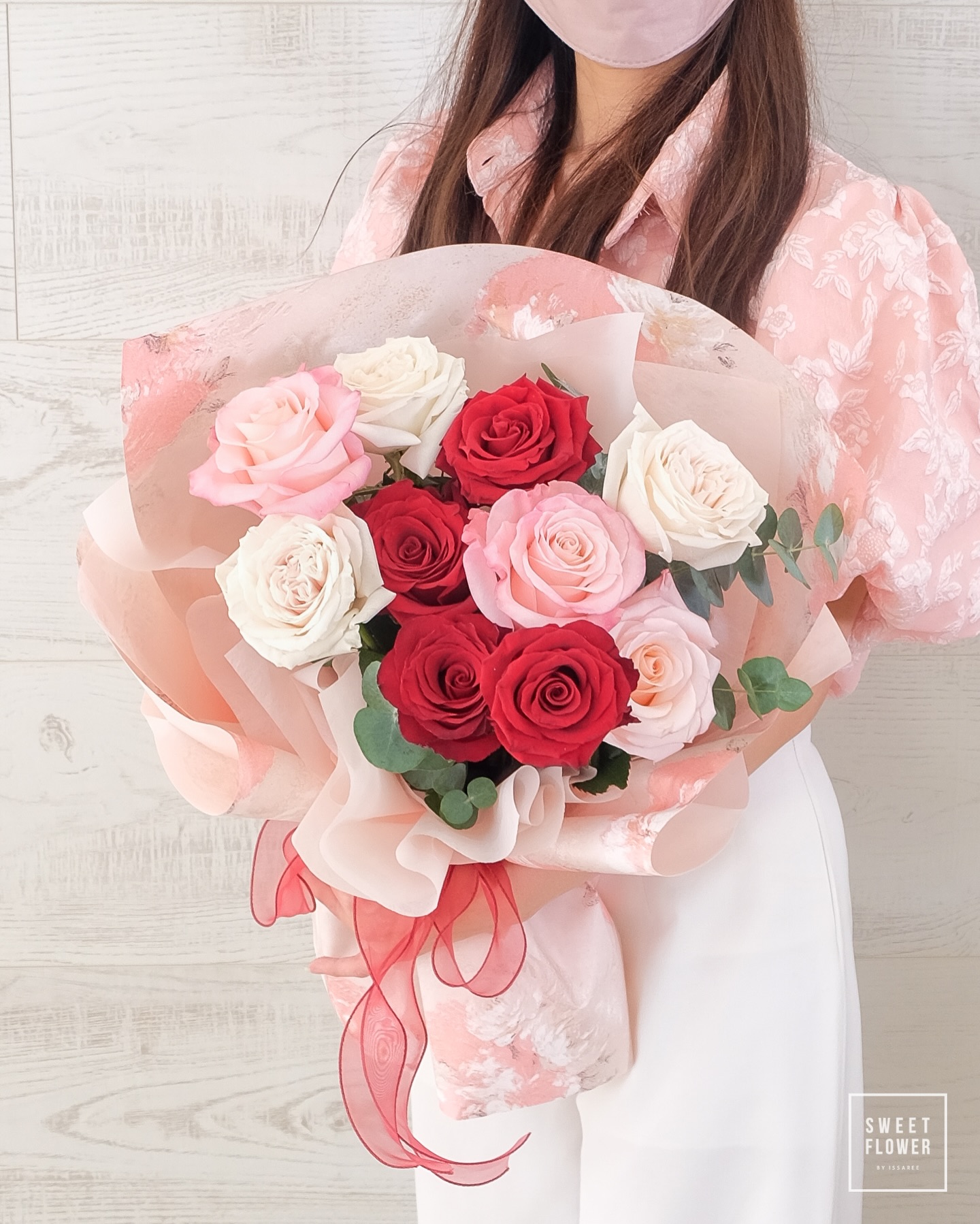 ช่อ หลากสี หวาน ดอกไม้หลัก กุหลาบเอกวาดอร์ — ผลงานร้านดอกไม้ Sweetflower by Issaree
