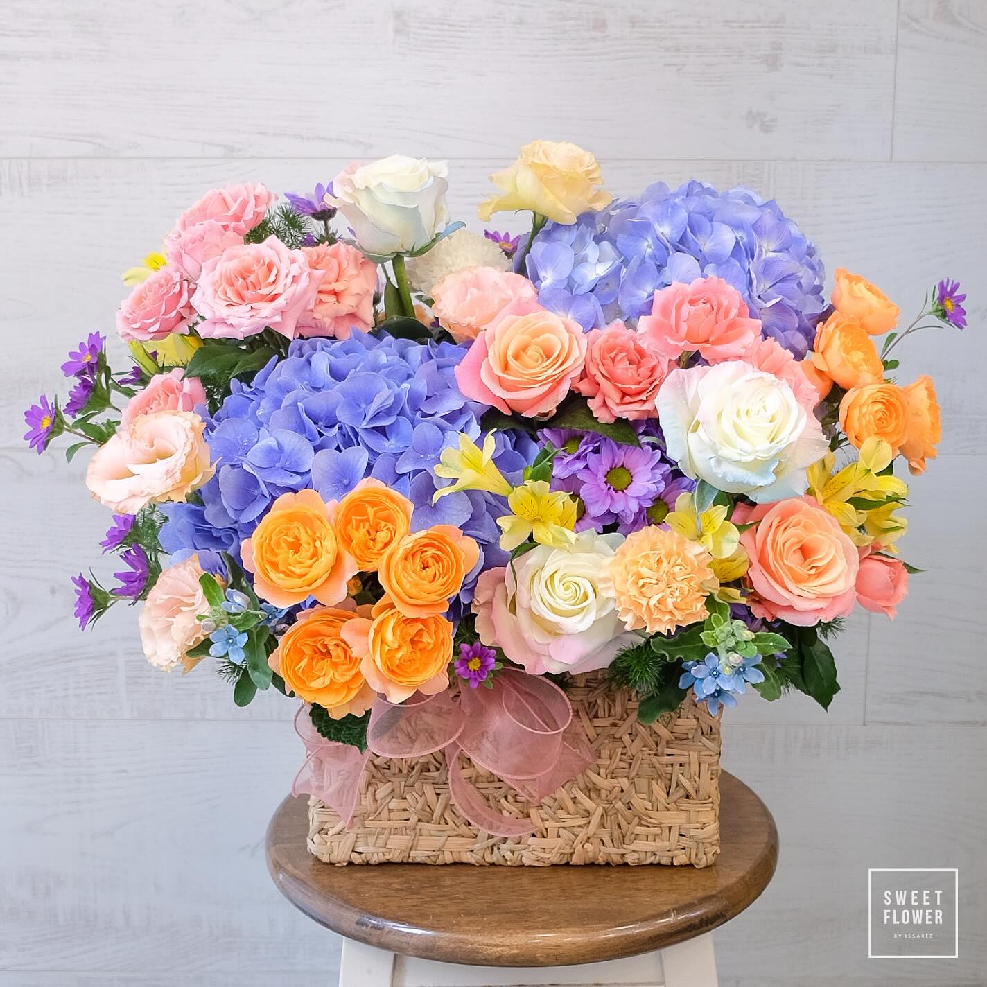 ตะกร้า หลากสี ดอกไม้หลัก กุหลาบ ไฮเดรนเยีย คาร์เนชั่น — ผลงานร้านดอกไม้ Sweetflower by Issaree