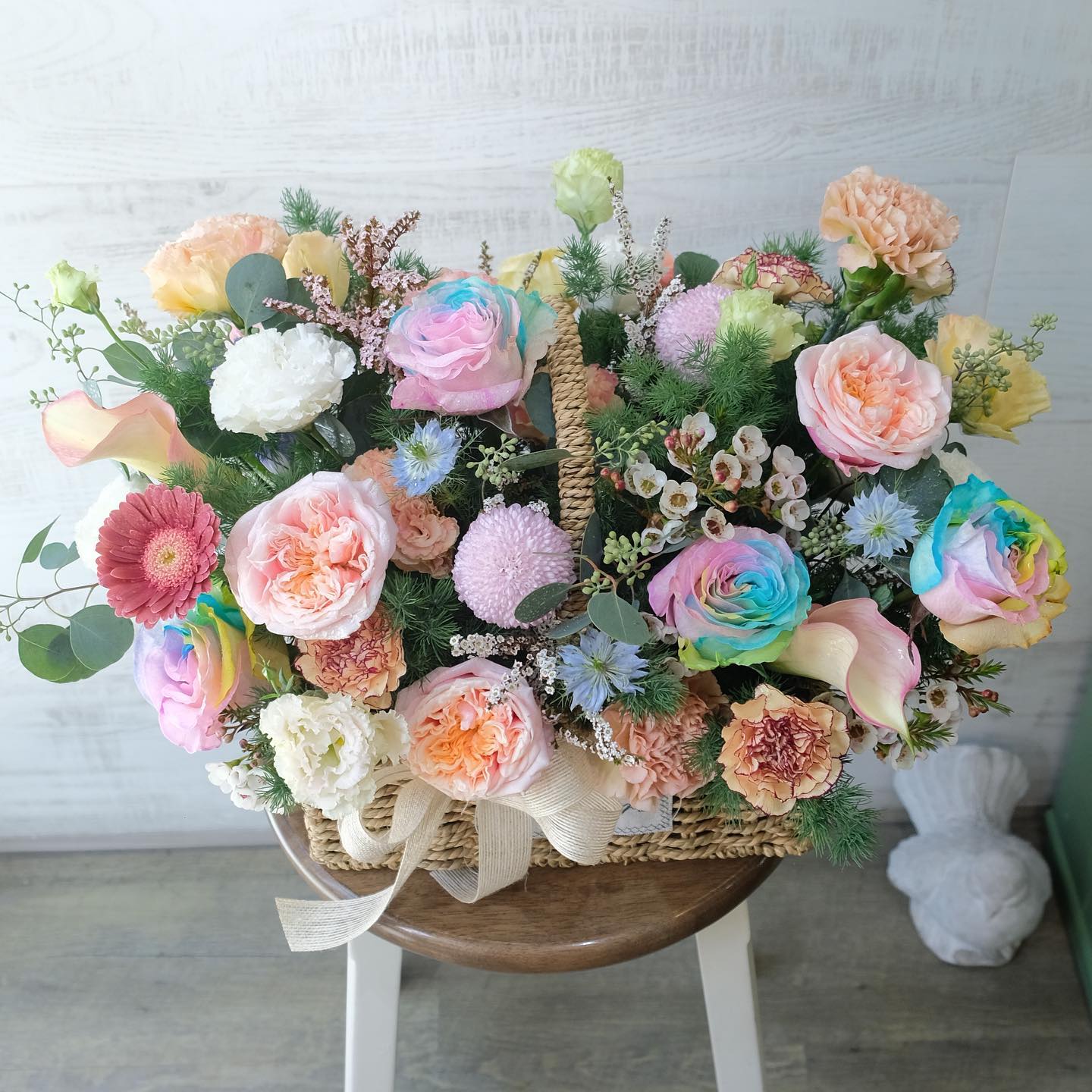 ตะกร้า พาสเทล หวาน ดอกไม้หลัก กุหลาบ คาร์เนชั่น เดซี่/มาร์กาเร็ต — ผลงานร้านดอกไม้ Sweetflower by Issaree — ภาพที่ 3 จาก 4