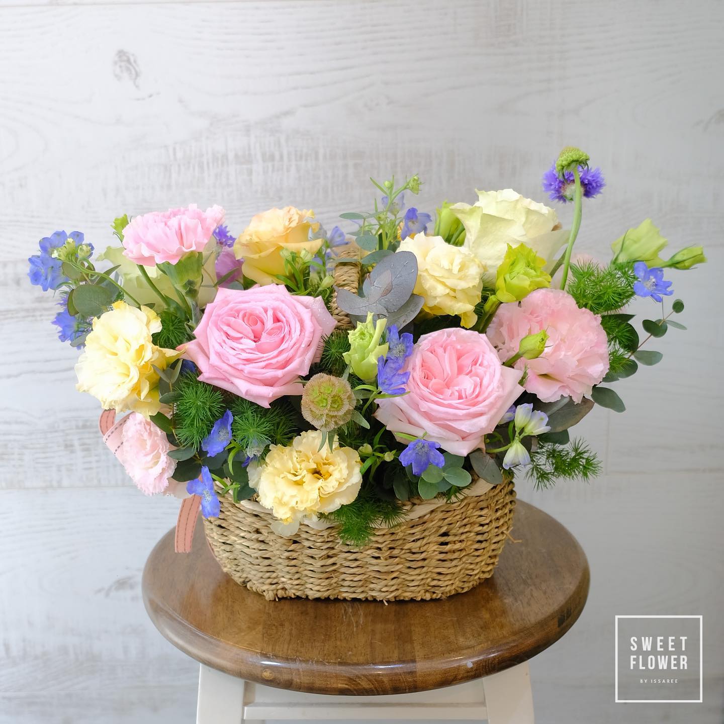 ตะกร้า หลากสี หวาน ดอกไม้หลัก กุหลาบ คาร์เนชั่น เบญจมาศ/มัม — ผลงานร้านดอกไม้ Sweetflower by Issaree — ภาพที่ 4 จาก 4