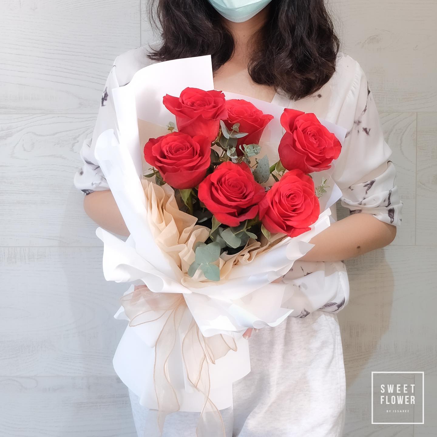ช่อ แดงโรแมนติก หวาน ดอกไม้หลัก กุหลาบ ยูคาลิปตัส/ใบไม้ — ผลงานร้านดอกไม้ Sweetflower by Issaree