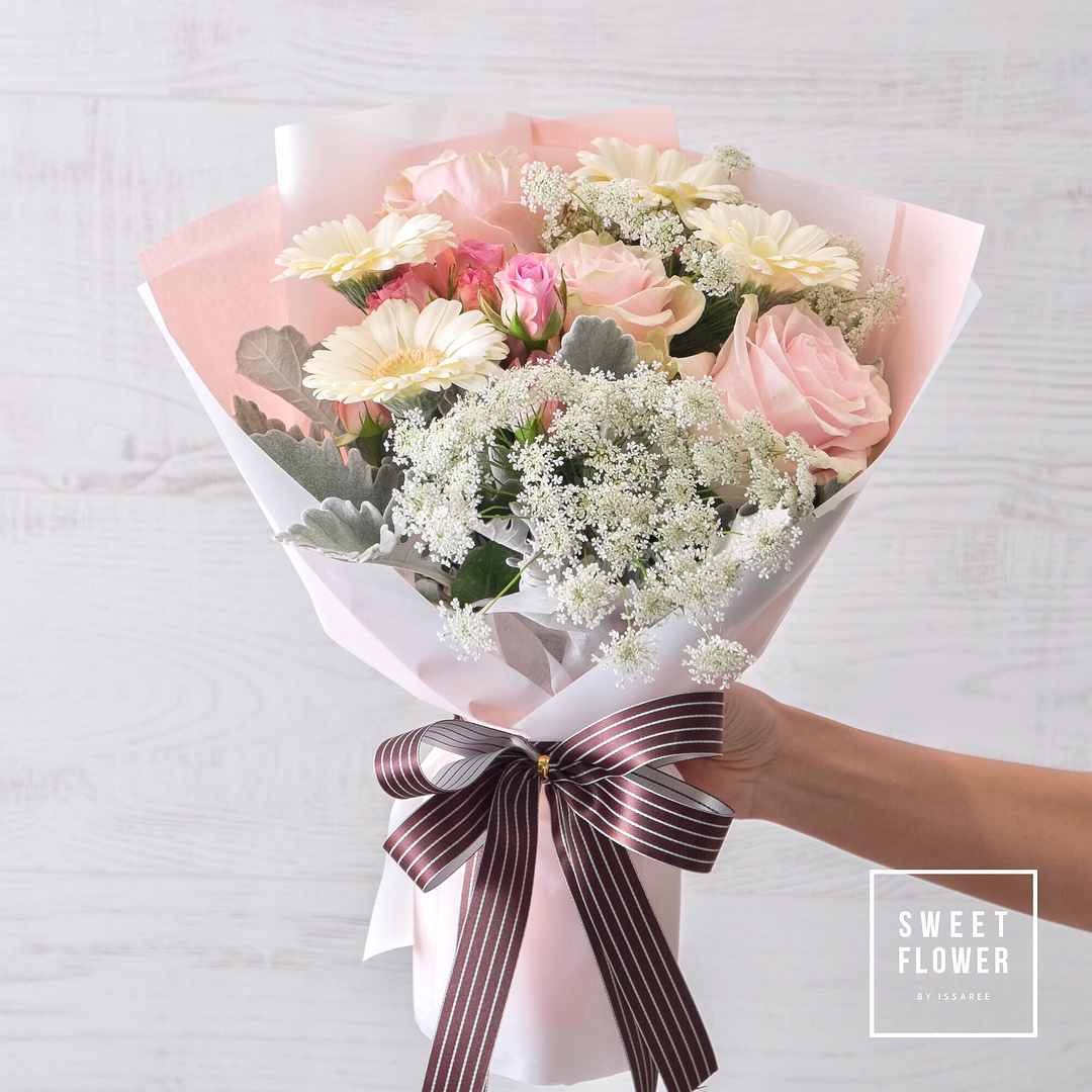 ช่อ พาสเทล หวาน ดอกไม้หลัก กุหลาบ เดซี่/มาร์กาเร็ต เบบี้บรีธ/ยิปโซ — ผลงานร้านดอกไม้ Sweetflower by Issaree — ภาพที่ 3 จาก 3