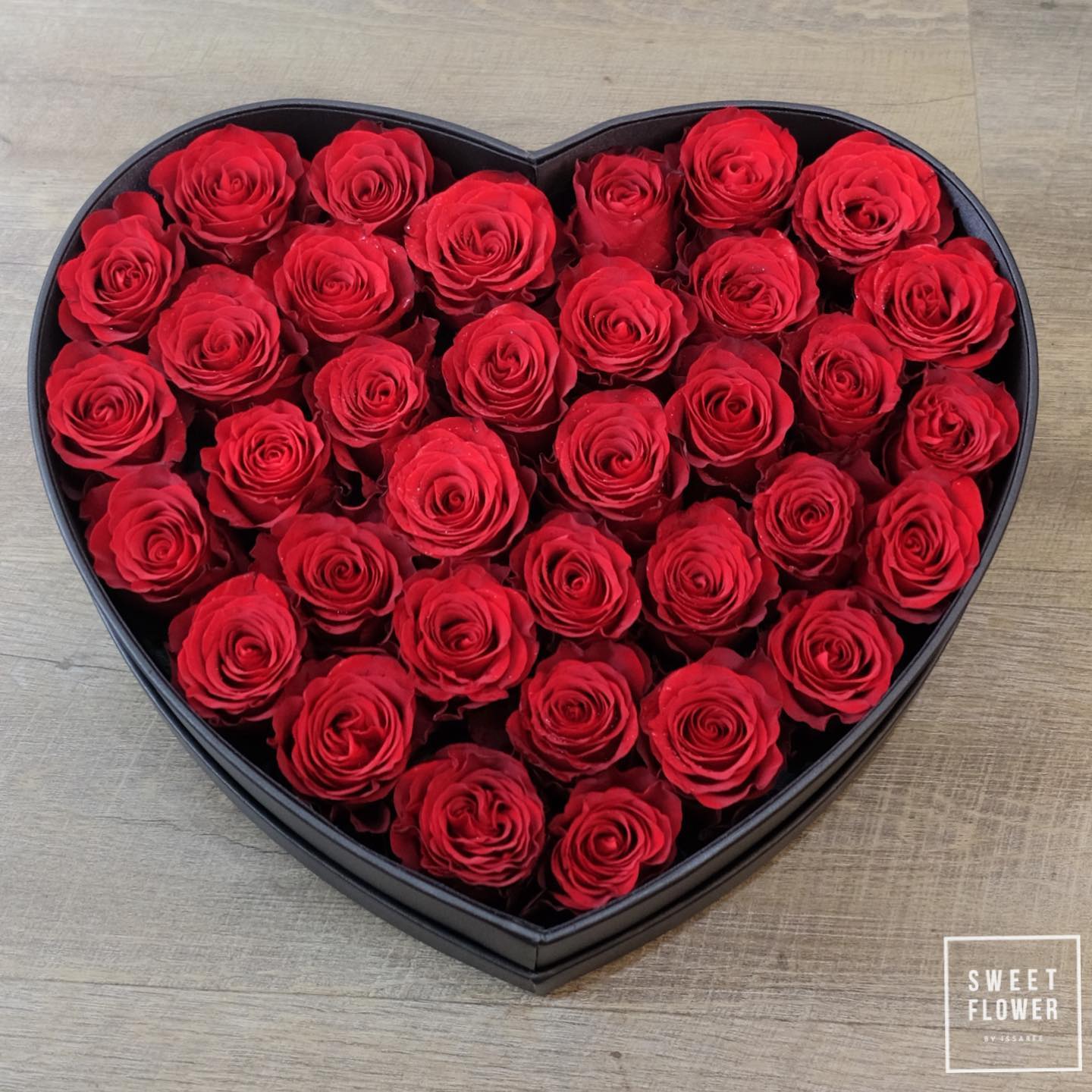 กล่อง แดงโรแมนติก คลาสสิก ดอกไม้หลัก กุหลาบ — ผลงานร้านดอกไม้ Sweetflower by Issaree — ภาพที่ 2 จาก 4