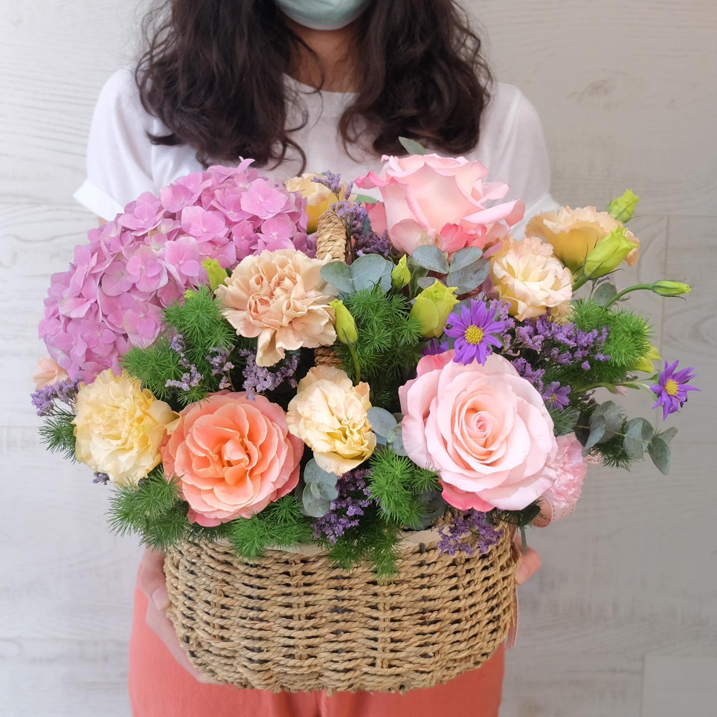 ตะกร้า พาสเทล หวาน ดอกไม้หลัก ไฮเดรนเยีย กุหลาบ คาร์เนชั่น — ผลงานร้านดอกไม้ Sweetflower by Issaree — ภาพที่ 2 จาก 2
