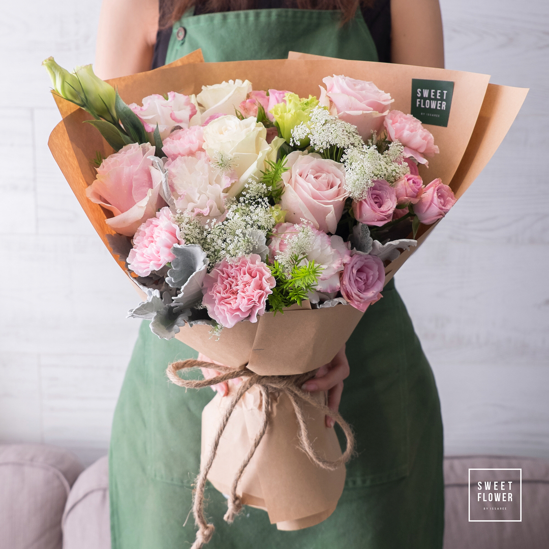 ช่อ พาสเทล หวาน ดอกไม้หลัก กุหลาบ คาร์เนชั่น เบบี้บรีธ/ยิปโซ — ผลงานร้านดอกไม้ Sweetflower by Issaree — ภาพที่ 3 จาก 3