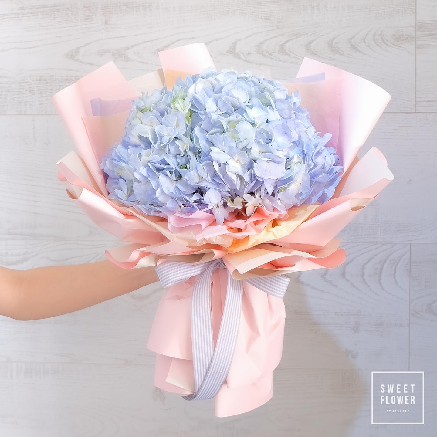 ช่อ ม่วง-ฟ้า หวาน ดอกไม้หลัก ไฮเดรนเยีย — ผลงานร้านดอกไม้ Sweetflower by Issaree