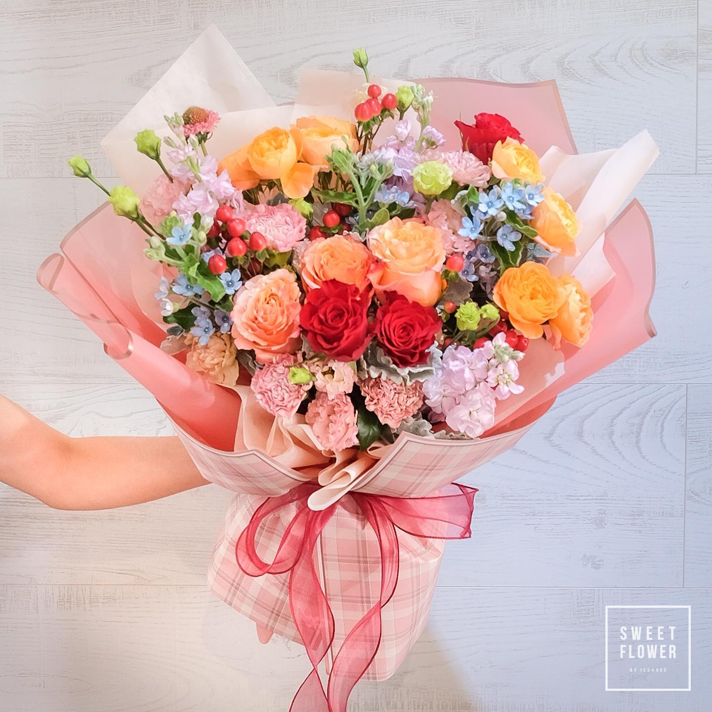 ช่อ หลากสี หวาน ดอกไม้หลัก กุหลาบ คาร์เนชั่น ไฮเดรนเยีย — ผลงานร้านดอกไม้ Sweetflower by Issaree
