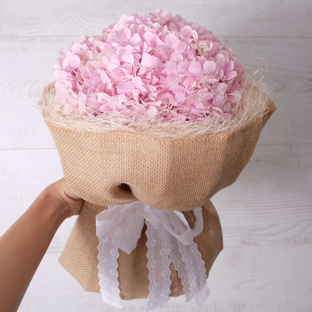 ช่อ พาสเทล หวาน ดอกไม้หลัก ไฮเดรนเยีย — ผลงานร้านดอกไม้ Sweetflower by Issaree — ภาพที่ 2 จาก 3