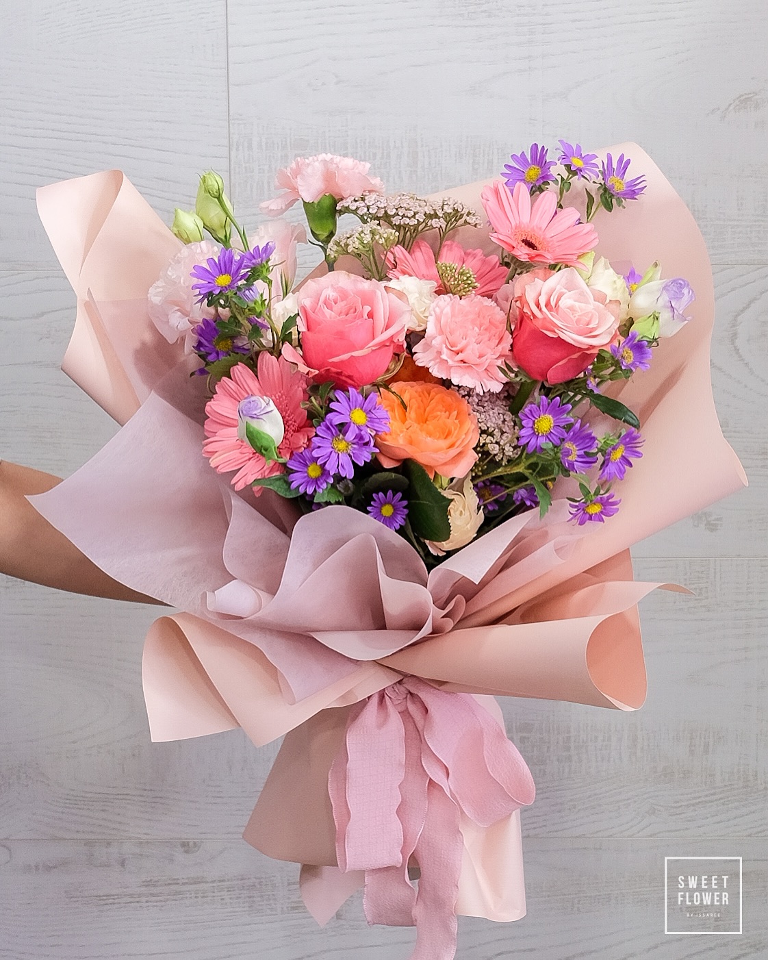 ช่อ พาสเทล หวาน ดอกไม้หลัก กุหลาบ คาร์เนชั่น ไลแซนทัส — ผลงานร้านดอกไม้ Sweetflower by Issaree — ภาพที่ 1 จาก 2