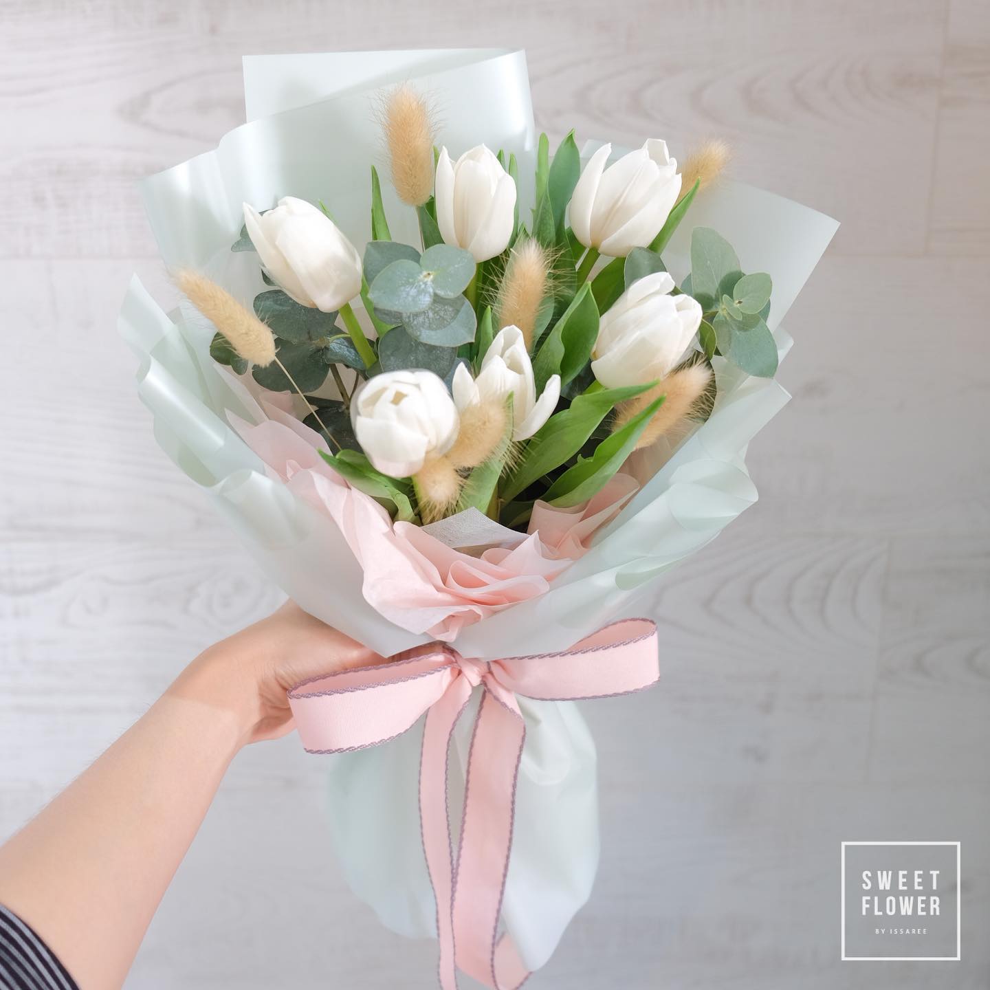 ช่อ ขาว-เขียว หวาน ดอกไม้หลัก ทิวลิป พีโอนี่ ยูคาลิปตัส/ใบไม้ — ผลงานร้านดอกไม้ Sweetflower by Issaree