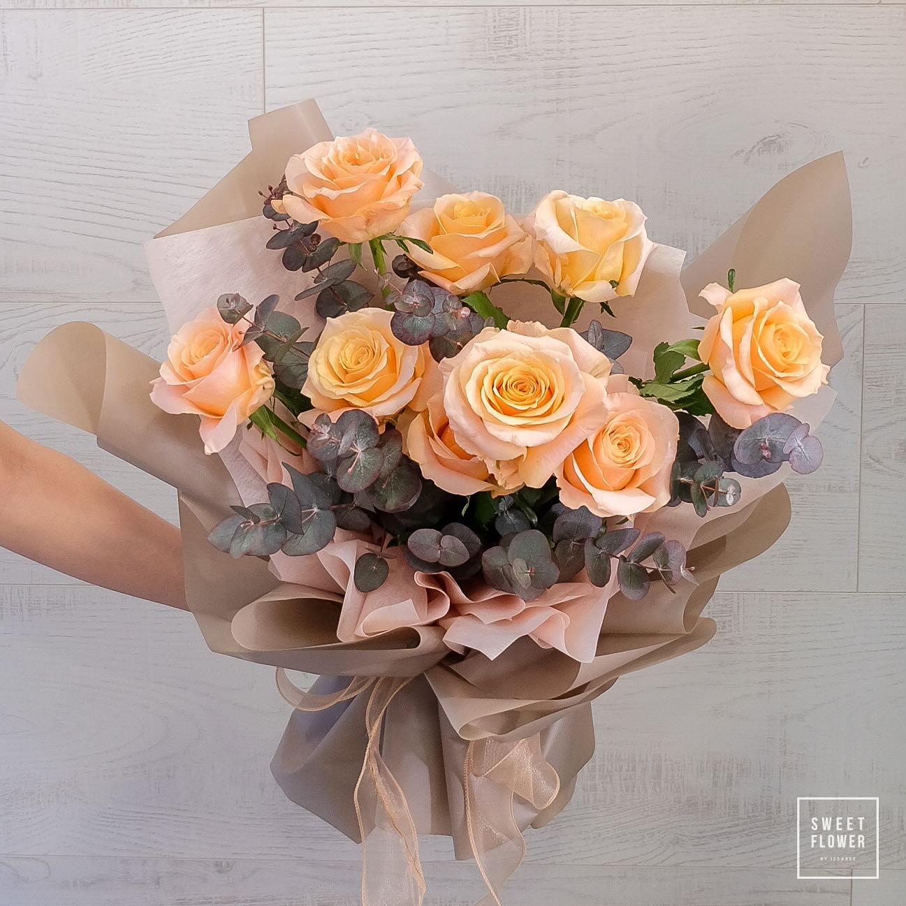 ช่อ เหลือง-ส้ม หวาน ดอกไม้หลัก กุหลาบ ยูคาลิปตัส/ใบไม้ — ผลงานร้านดอกไม้ Sweetflower by Issaree