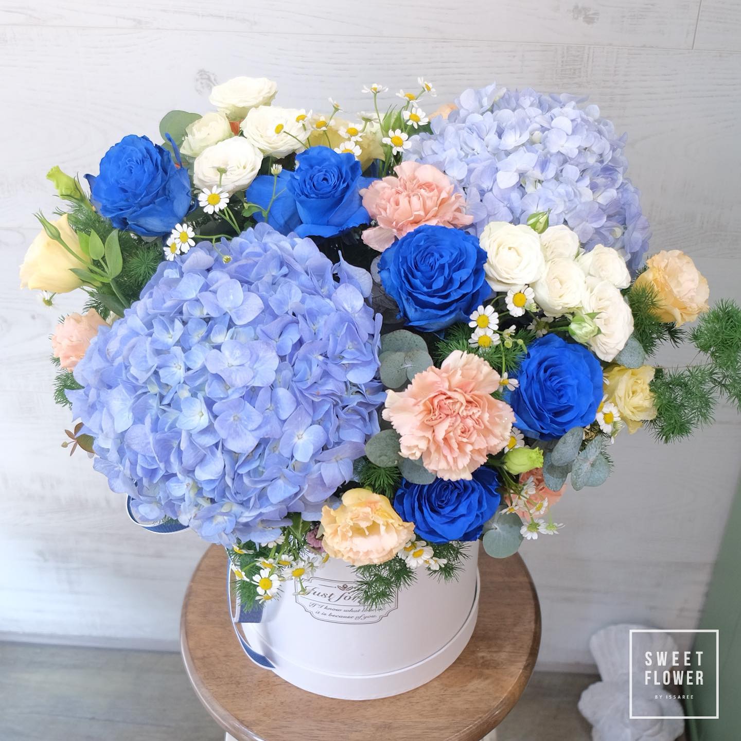 กล่อง ม่วง-ฟ้า หวาน ดอกไม้หลัก ไฮเดรนเยีย กุหลาบ คาร์เนชั่น — ผลงานร้านดอกไม้ Sweetflower by Issaree — ภาพที่ 4 จาก 4