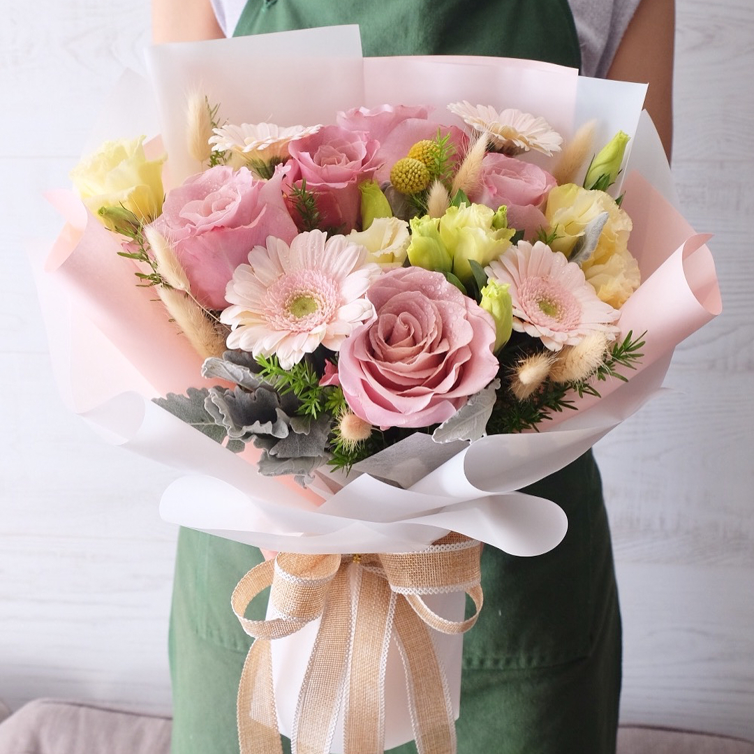 ช่อ พาสเทล หวาน ดอกไม้หลัก กุหลาบ เดซี่/มาร์กาเร็ต คาร์เนชั่น — ผลงานร้านดอกไม้ Sweetflower by Issaree — ภาพที่ 2 จาก 4
