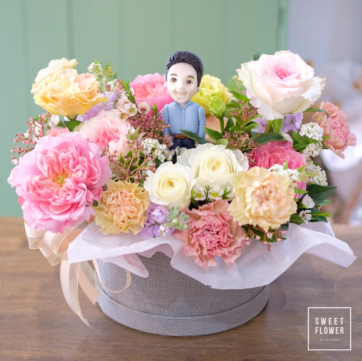 กล่อง พาสเทล สดใส ดอกไม้หลัก กุหลาบ พีโอนี่ คาร์เนชั่น — ผลงานร้านดอกไม้ Sweetflower by Issaree