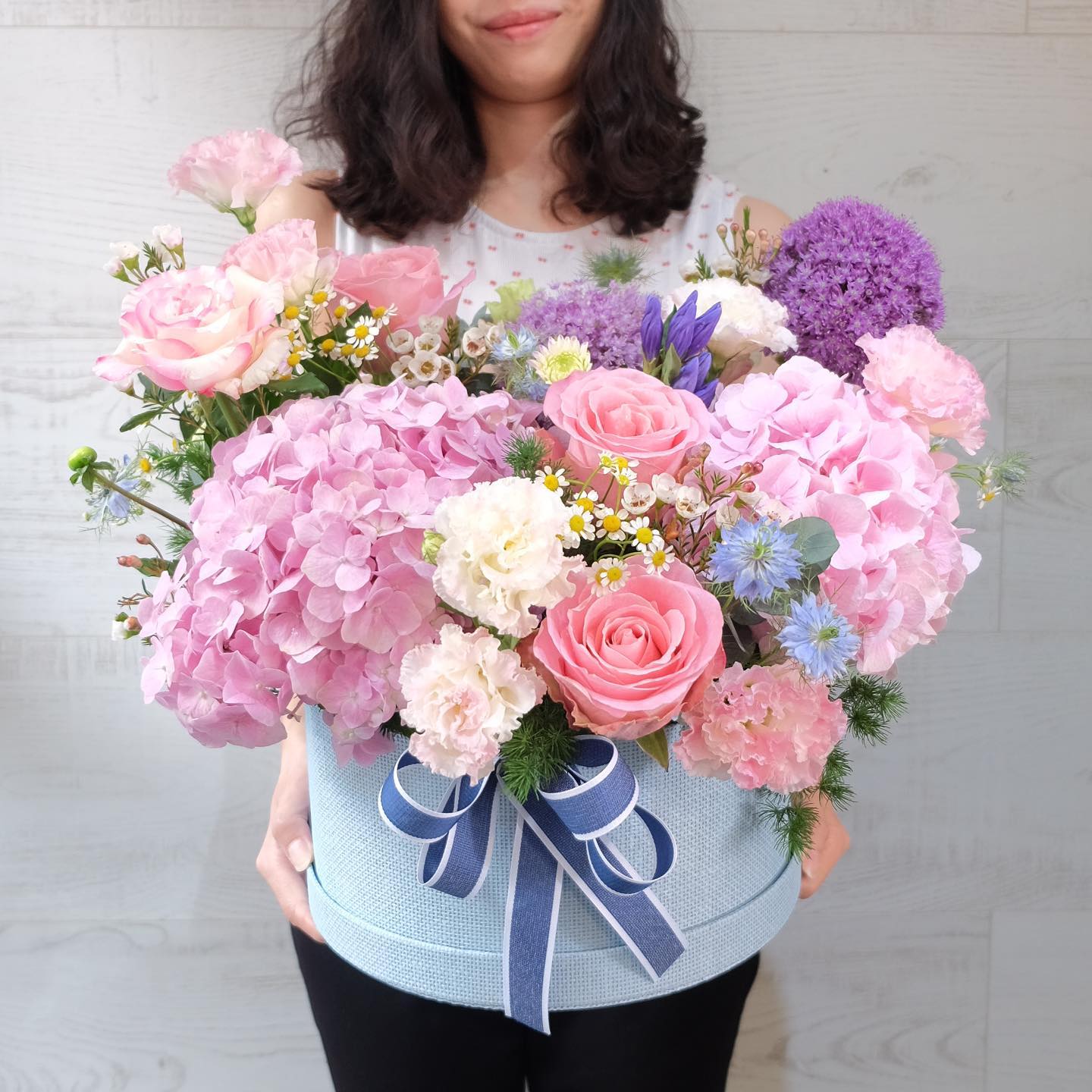 กล่อง พาสเทล หวาน ดอกไม้หลัก ไฮเดรนเยีย กุหลาบ คาร์เนชั่น — ผลงานร้านดอกไม้ Sweetflower by Issaree — ภาพที่ 6 จาก 6