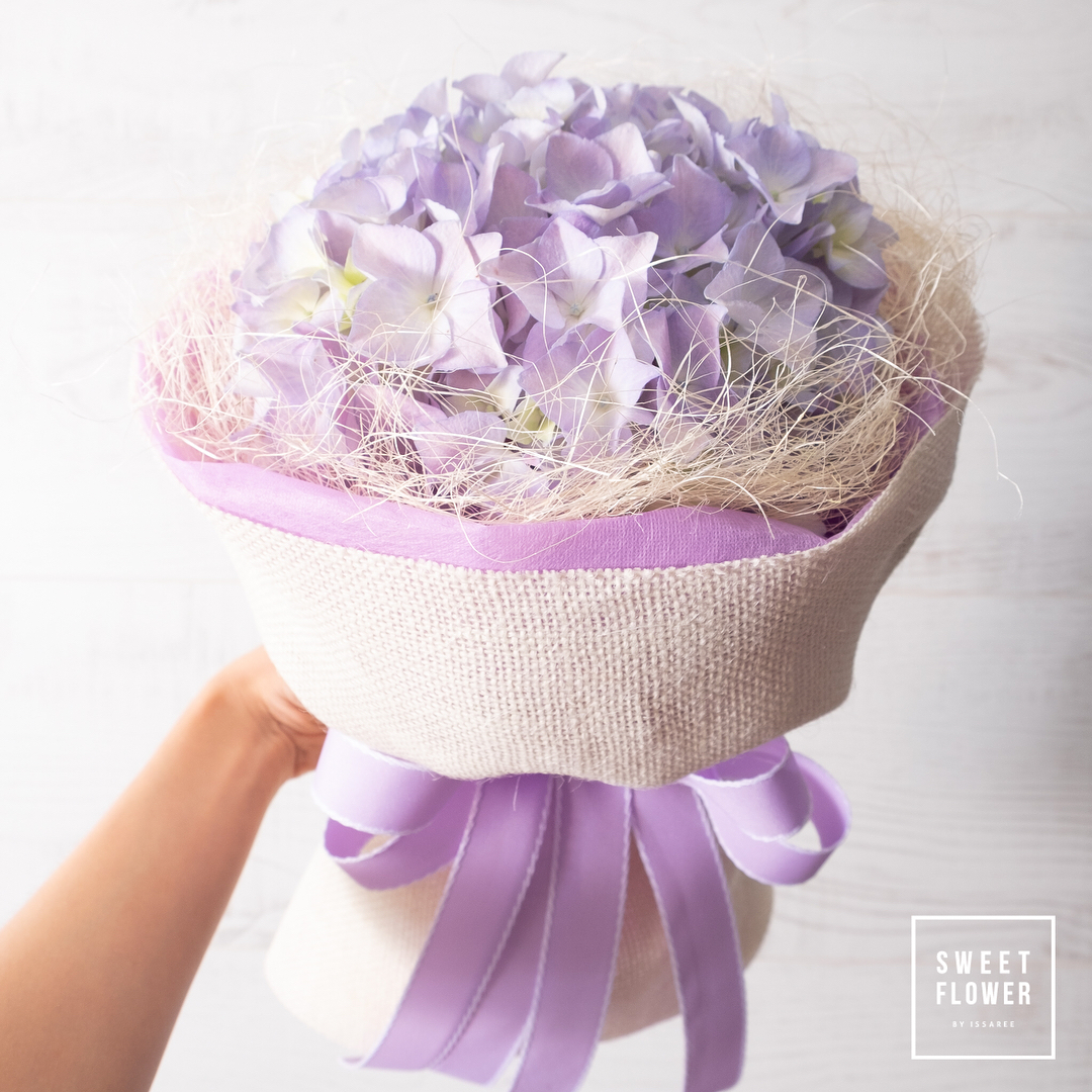 ช่อ ม่วง-ฟ้า หวาน ดอกไม้หลัก ไฮเดรนเยีย เบบี้บรีธ/ยิปโซ — ผลงานร้านดอกไม้ Sweetflower by Issaree — ภาพที่ 3 จาก 3
