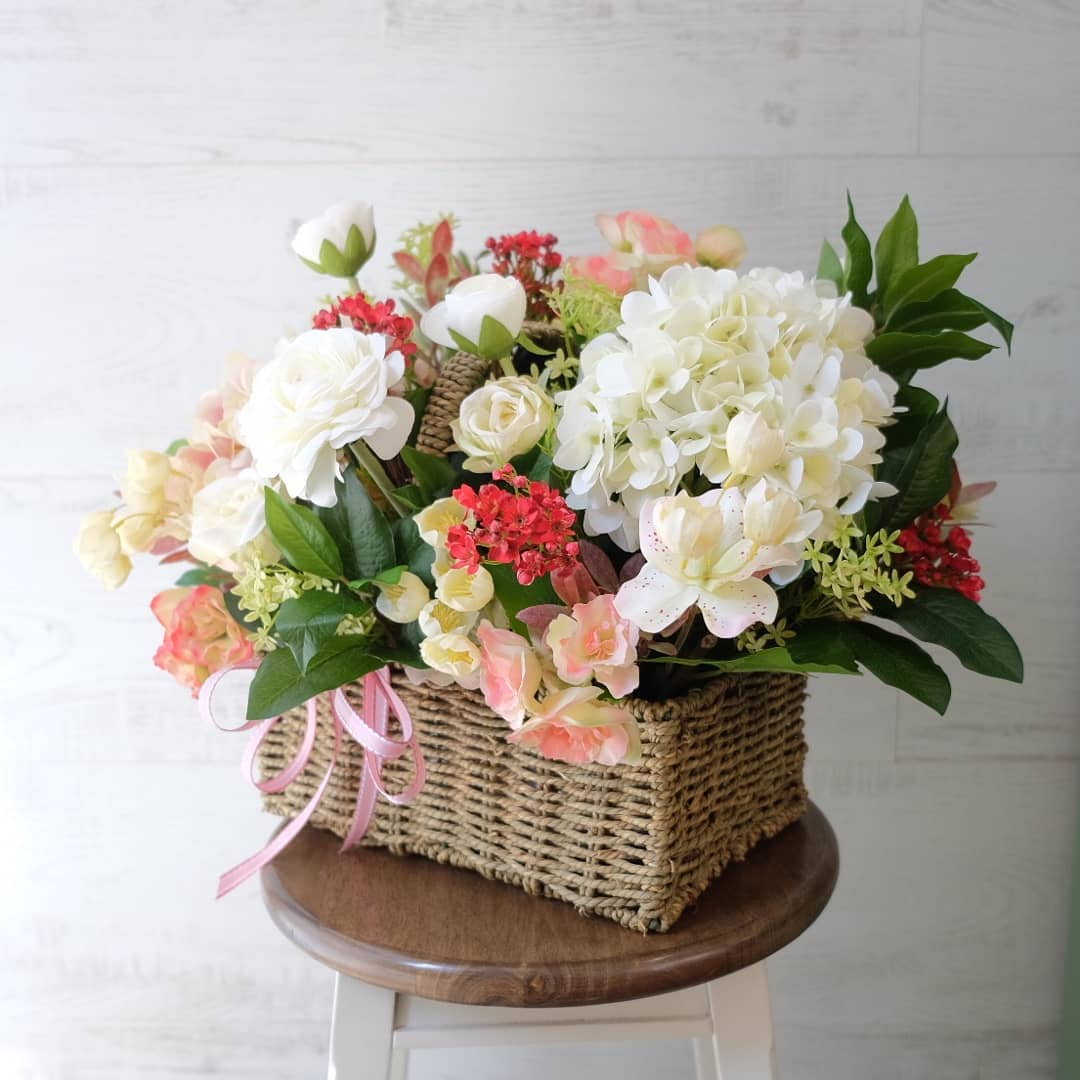 ตะกร้า หลากสี หวาน ดอกไม้หลัก กุหลาบ ไฮเดรนเยีย คาร์เนชั่น — ผลงานร้านดอกไม้ Sweetflower by Issaree — ภาพที่ 2 จาก 6