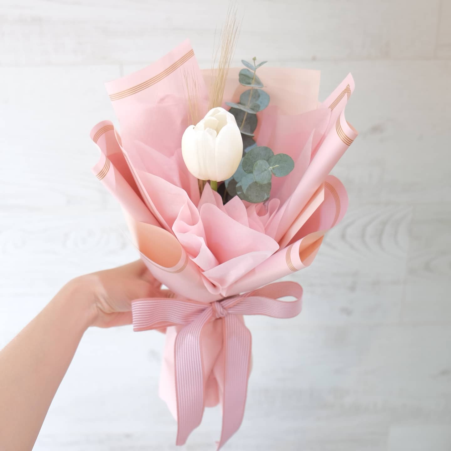 ช่อ พาสเทล หวาน ดอกไม้หลัก ทิวลิป ยูคาลิปตัส/ใบไม้ — ผลงานร้านดอกไม้ Sweetflower by Issaree