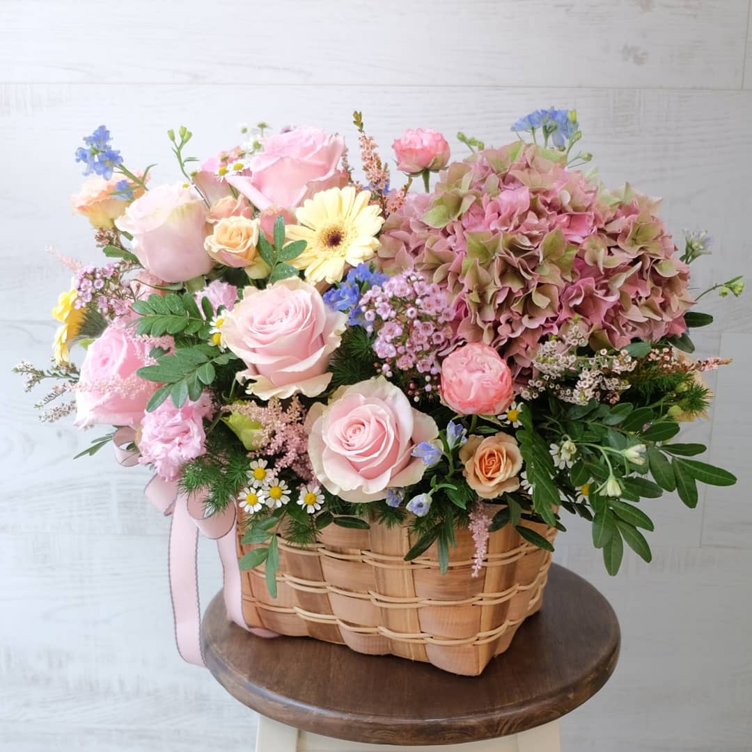 ตะกร้า พาสเทล หวาน ดอกไม้หลัก กุหลาบ ไฮเดรนเยีย คาร์เนชั่น — ผลงานร้านดอกไม้ Sweetflower by Issaree — ภาพที่ 5 จาก 6