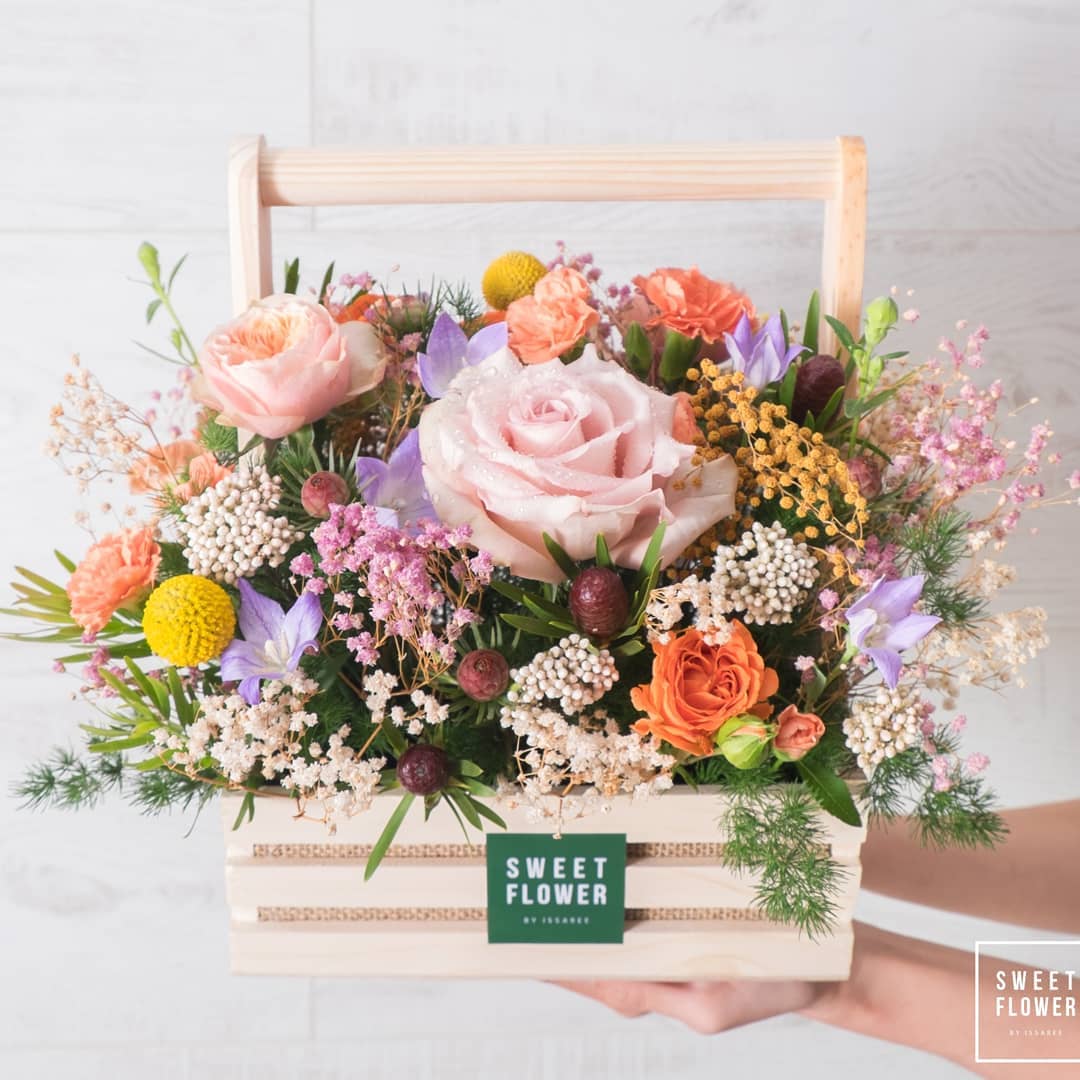 กล่อง หลากสี หวาน ดอกไม้หลัก กุหลาบ คาร์เนชั่น เบญจมาศ/มัม — ผลงานร้านดอกไม้ Sweetflower by Issaree