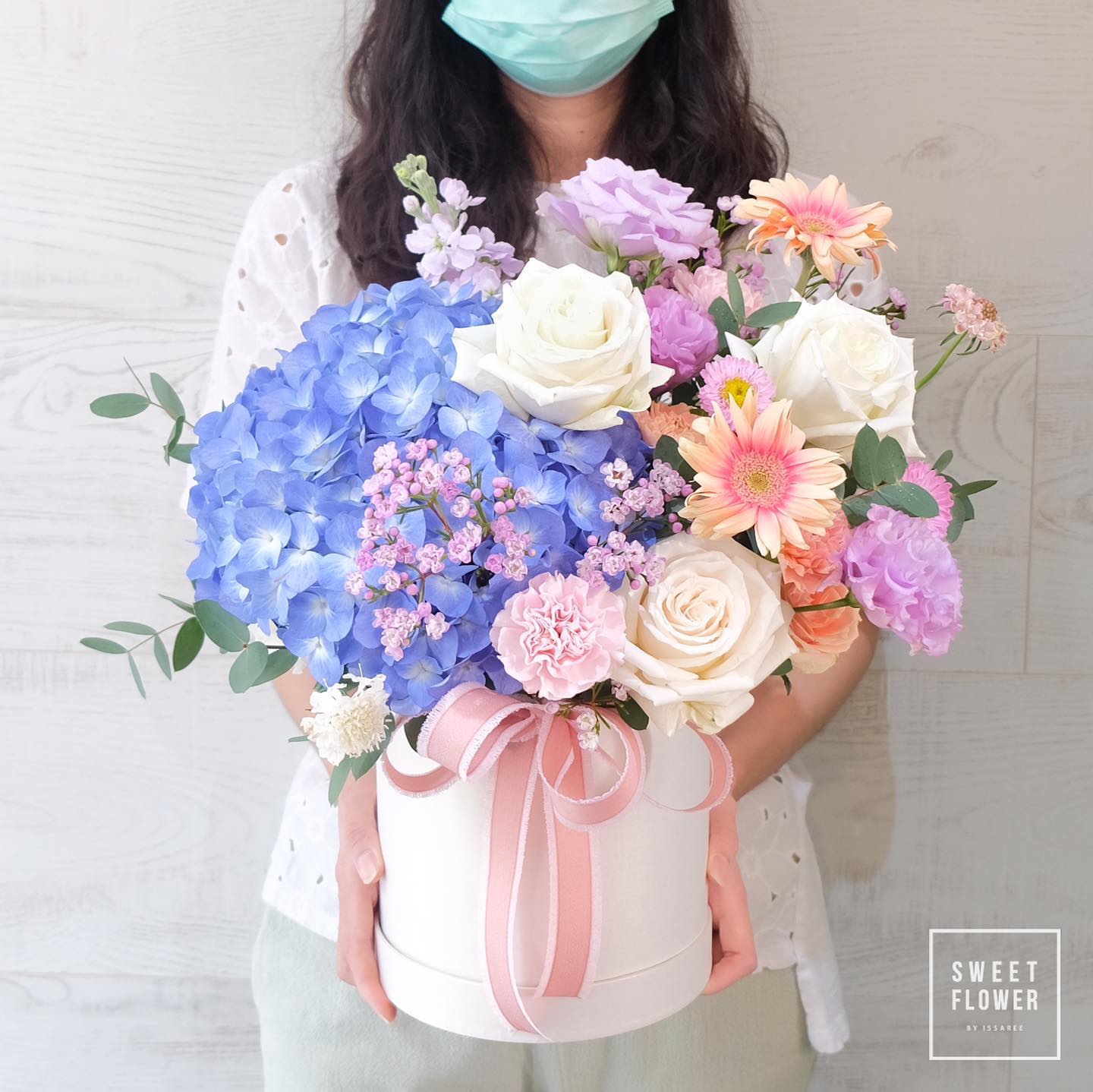 กล่อง ม่วง-ฟ้า หวาน ดอกไม้หลัก ไฮเดรนเยีย กุหลาบ คาร์เนชั่น — ผลงานร้านดอกไม้ Sweetflower by Issaree