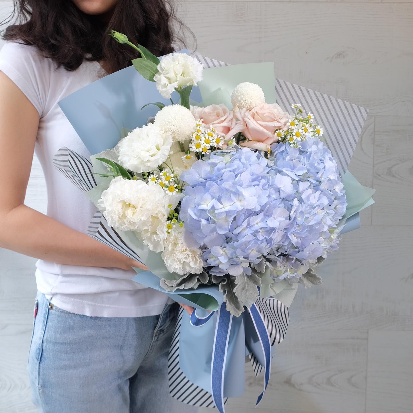 ช่อ ม่วง-ฟ้า หวาน ดอกไม้หลัก ไฮเดรนเยีย คาร์เนชั่น เดซี่/มาร์กาเร็ต — ผลงานร้านดอกไม้ Sweetflower by Issaree — ภาพที่ 2 จาก 2