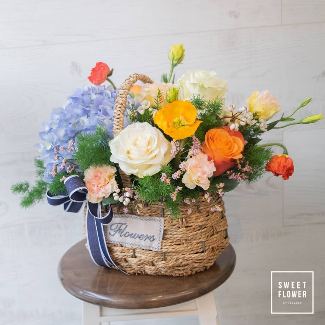ตะกร้า หลากสี หวาน ดอกไม้หลัก ไฮเดรนเยีย กุหลาบ คาร์เนชั่น — ผลงานร้านดอกไม้ Sweetflower by Issaree