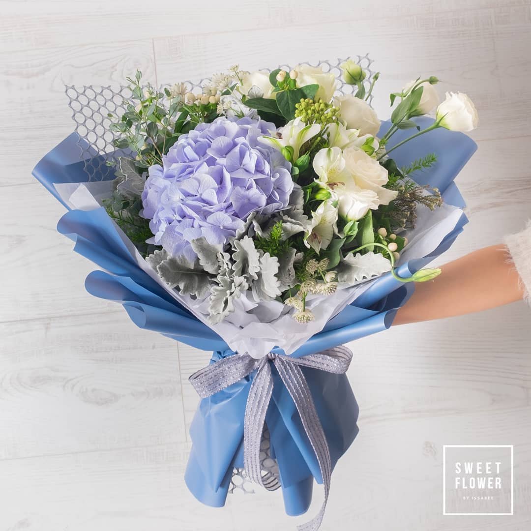 ช่อ ม่วง-ฟ้า หวาน ดอกไม้หลัก ไฮเดรนเยีย กุหลาบ คาร์เนชั่น — ผลงานร้านดอกไม้ Sweetflower by Issaree