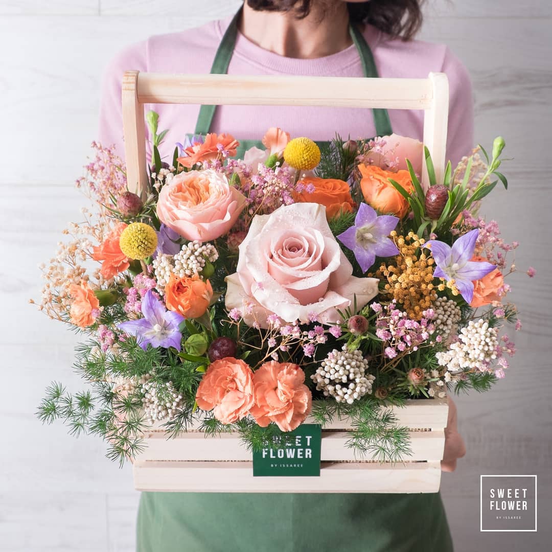 กล่อง หลากสี หวาน ดอกไม้หลัก กุหลาบ คาร์เนชั่น เบญจมาศ/มัม — ผลงานร้านดอกไม้ Sweetflower by Issaree — ภาพที่ 2 จาก 3