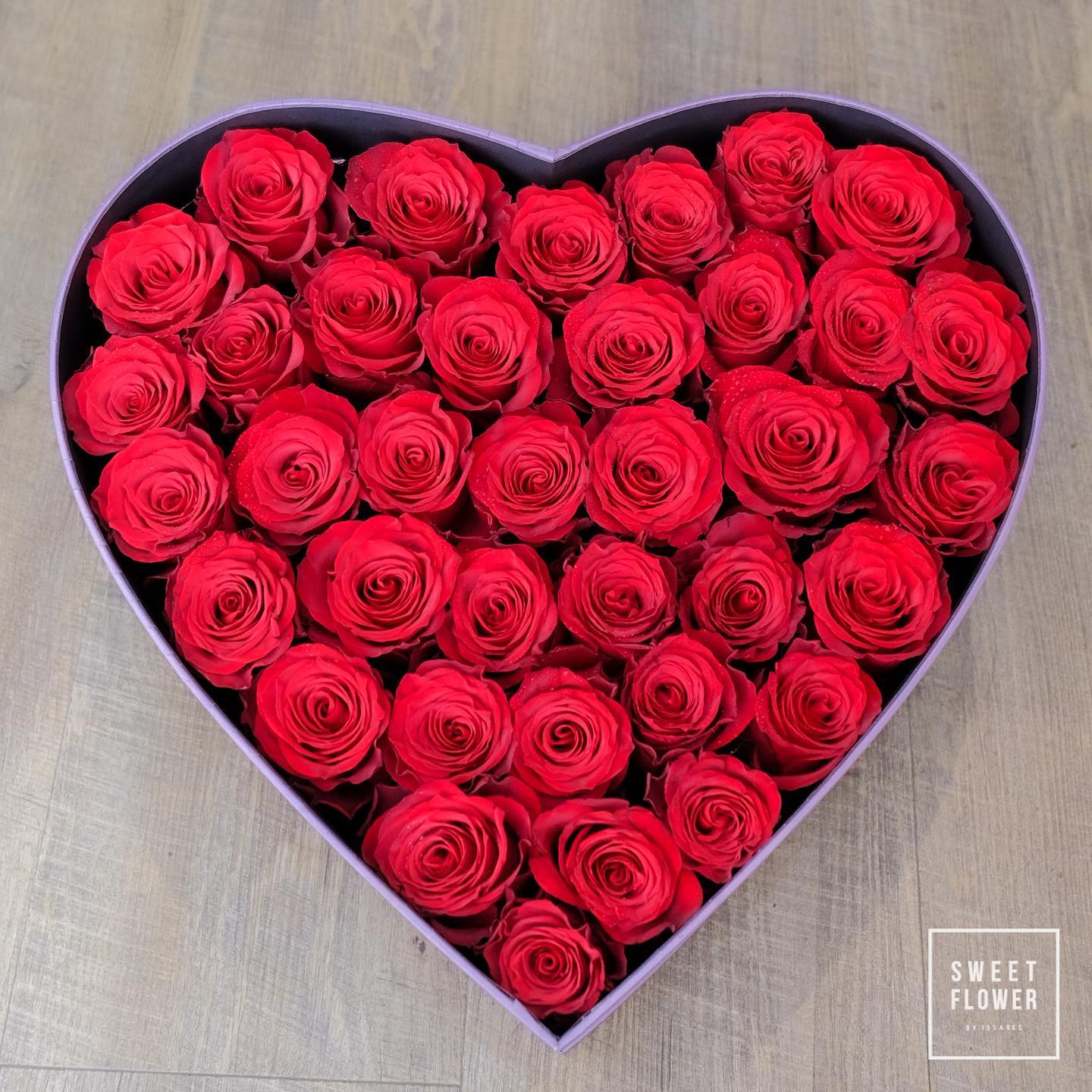 กล่อง แดงโรแมนติก คลาสสิก ดอกไม้หลัก กุหลาบ — ผลงานร้านดอกไม้ Sweetflower by Issaree — ภาพที่ 2 จาก 2