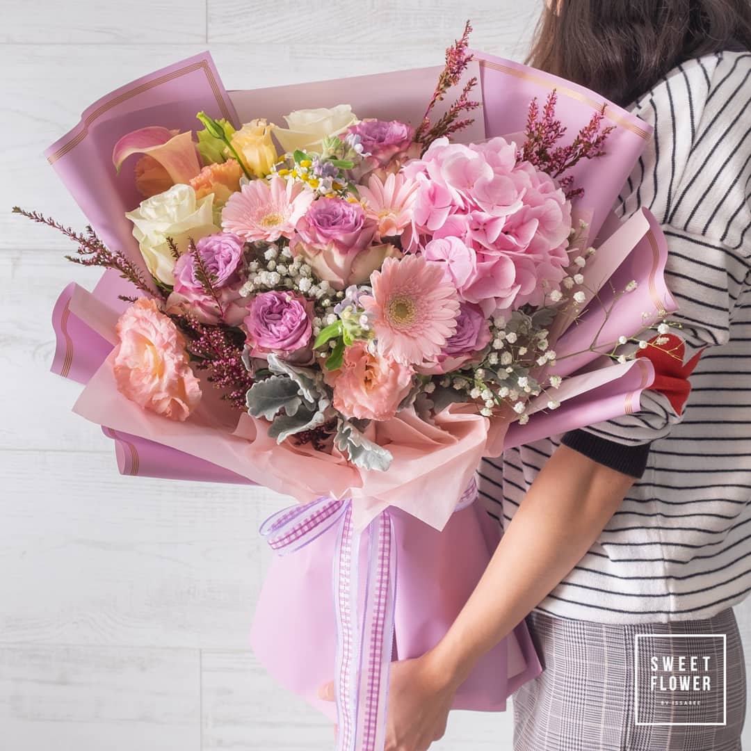 ช่อ พาสเทล หวาน ดอกไม้หลัก กุหลาบ คาร์เนชั่น เดซี่/มาร์กาเร็ต — ผลงานร้านดอกไม้ Sweetflower by Issaree — ภาพที่ 2 จาก 2