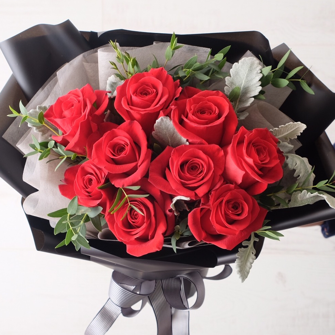 ช่อ แดงโรแมนติก คลาสสิก ดอกไม้หลัก กุหลาบ ยูคาลิปตัส/ใบไม้ — ผลงานร้านดอกไม้ Sweetflower by Issaree — ภาพที่ 1 จาก 2