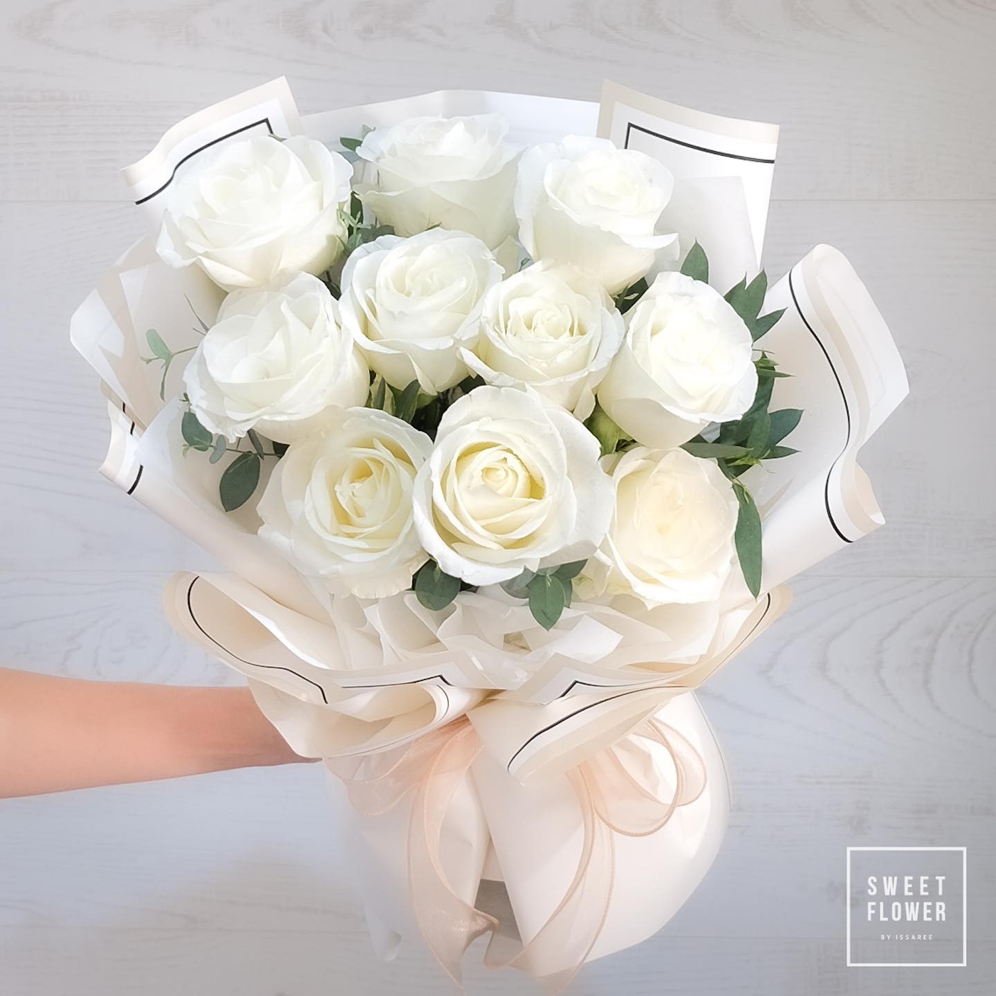 ช่อ ขาว-เขียว คลาสสิก ดอกไม้หลัก กุหลาบ ยูคาลิปตัส/ใบไม้ — ผลงานร้านดอกไม้ Sweetflower by Issaree