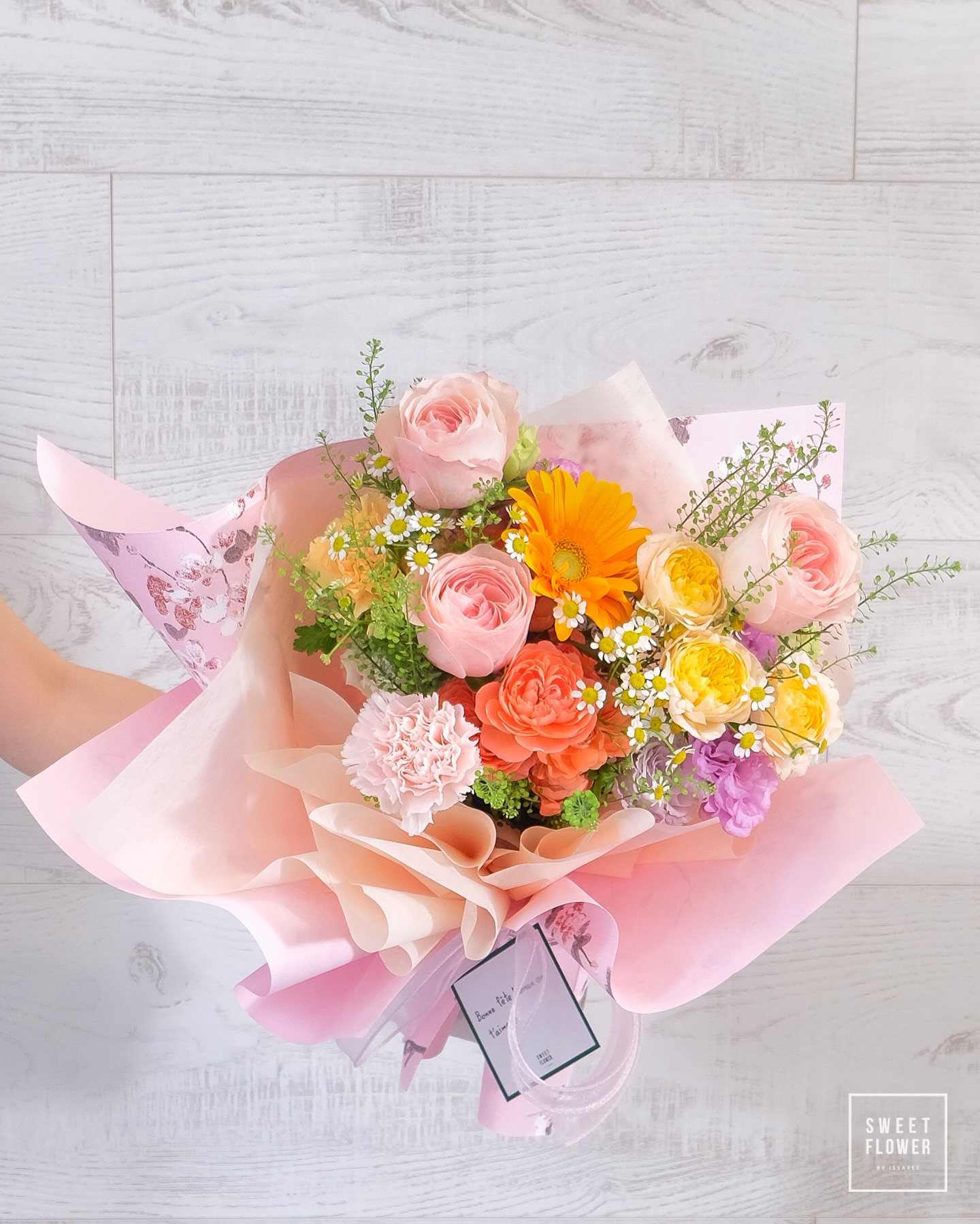 ช่อ พาสเทล หวาน ดอกไม้หลัก กุหลาบ เยอบีร่า คาร์เนชั่น — ผลงานร้านดอกไม้ Sweetflower by Issaree — ภาพที่ 2 จาก 3
