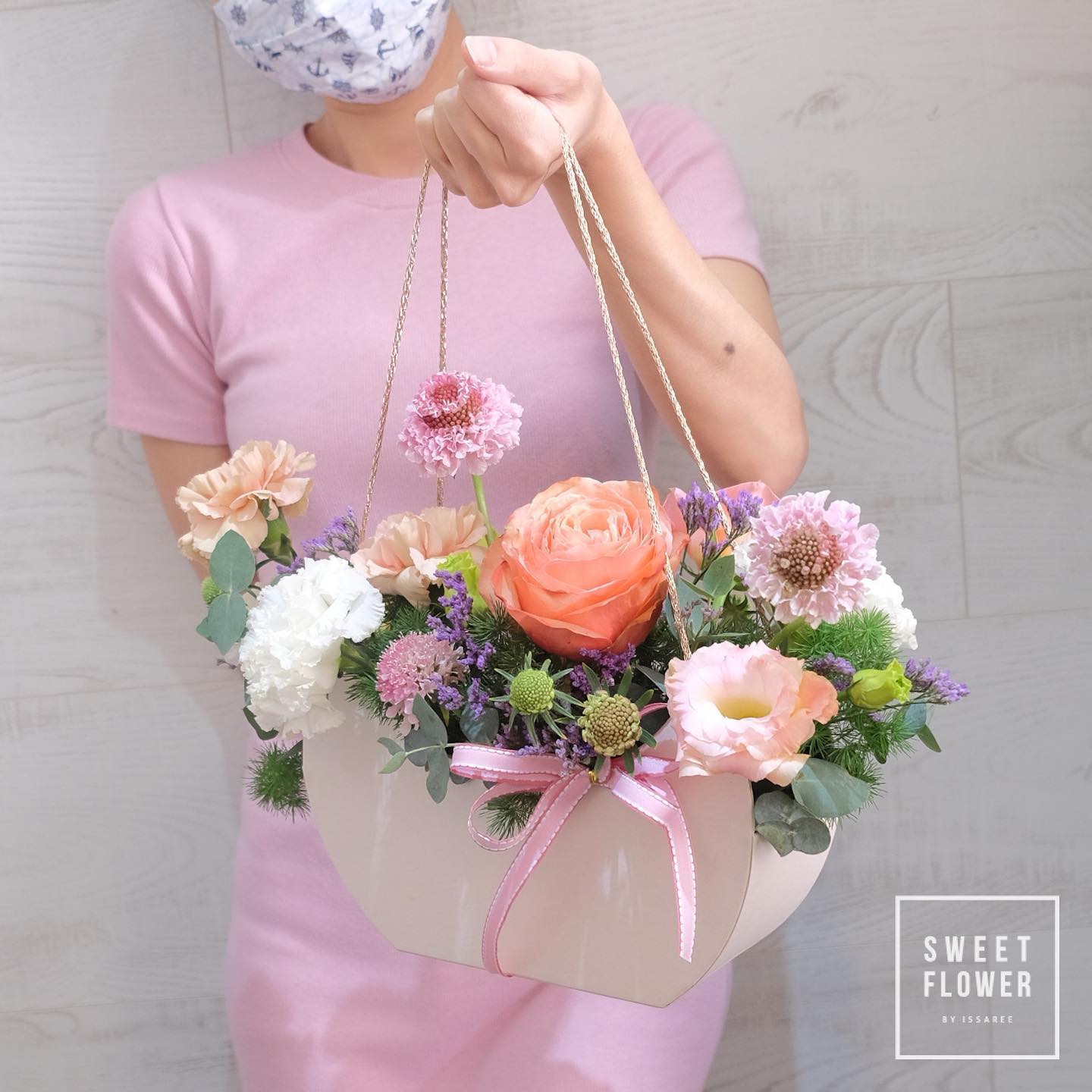 กล่อง หลากสี หวาน ดอกไม้หลัก กุหลาบ คาร์เนชั่น เบญจมาศ/มัม — ผลงานร้านดอกไม้ Sweetflower by Issaree — ภาพที่ 5 จาก 6