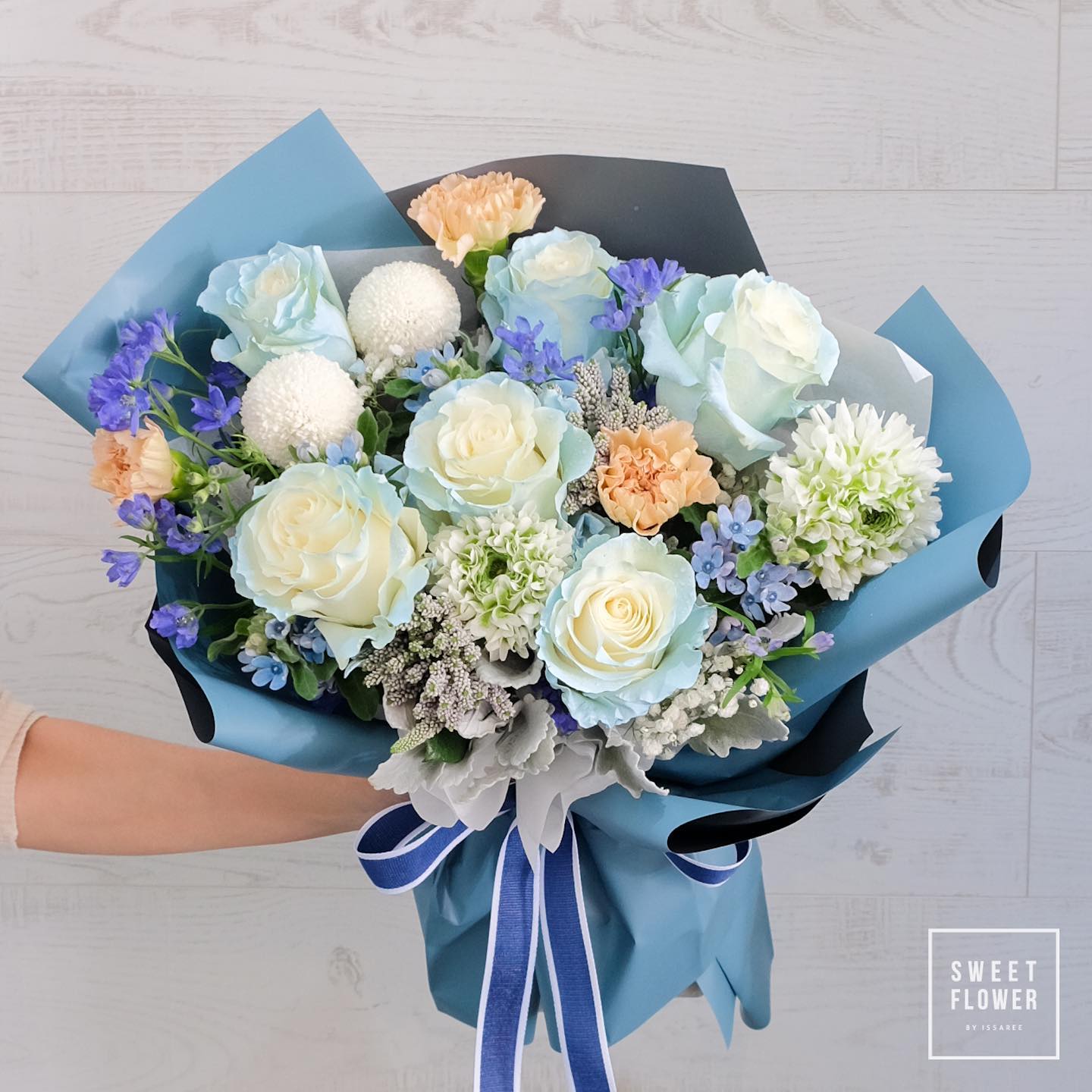 ช่อ ม่วง-ฟ้า หวาน ดอกไม้หลัก กุหลาบ คาร์เนชั่น เบญจมาศ/มัม — ผลงานร้านดอกไม้ Sweetflower by Issaree