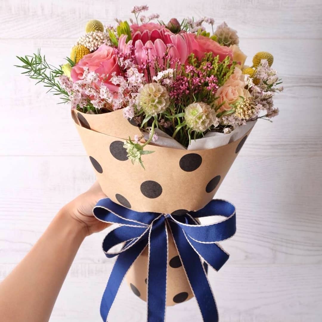กล่อง แดงโรแมนติก สดใส ดอกไม้หลัก กุหลาบ โปรตีอา คาร์เนชั่น — ผลงานร้านดอกไม้ Sweetflower by Issaree — ภาพที่ 3 จาก 4