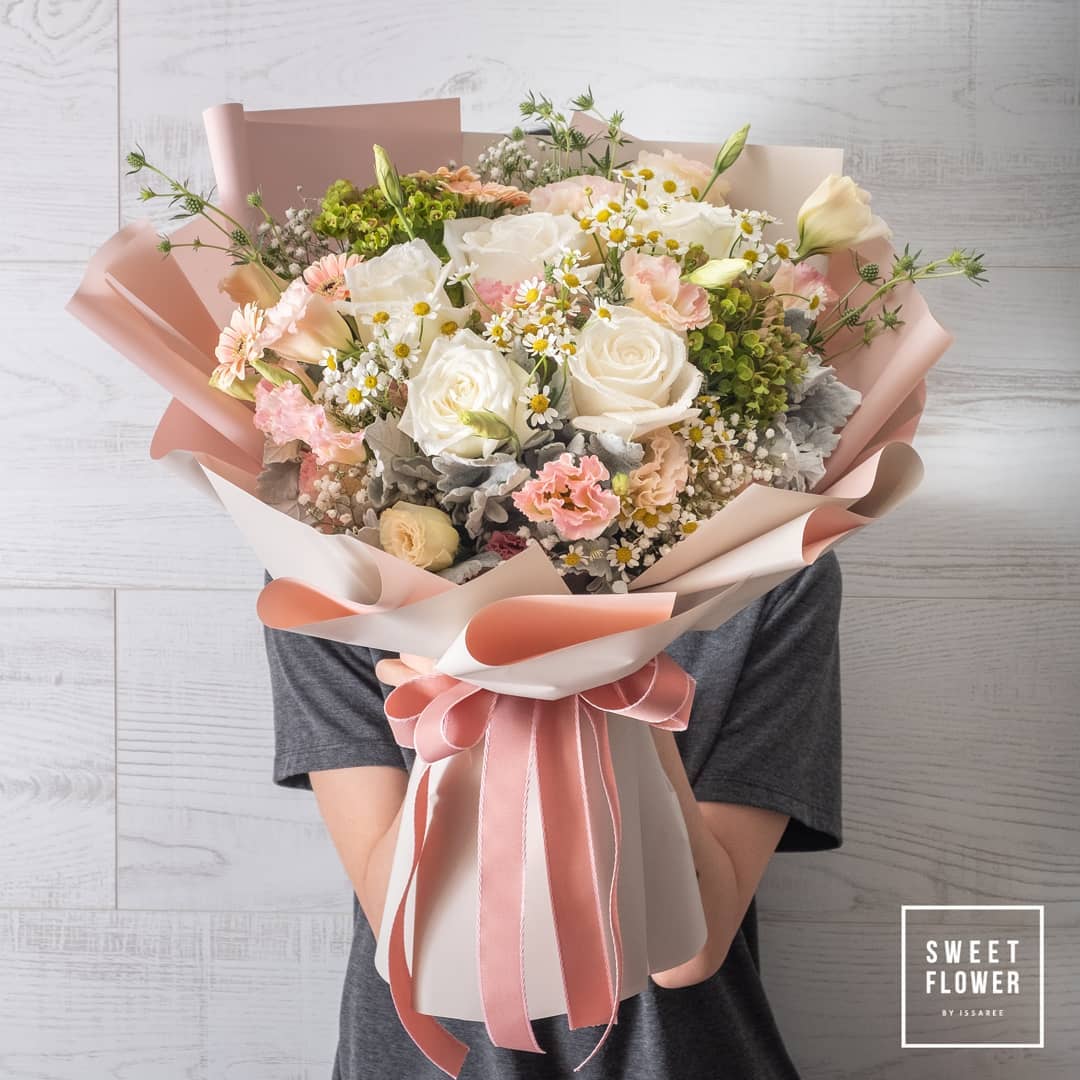 ช่อ พาสเทล หวาน ดอกไม้หลัก กุหลาบ เดซี่/มาร์กาเร็ต คาร์เนชั่น — ผลงานร้านดอกไม้ Sweetflower by Issaree — ภาพที่ 3 จาก 3