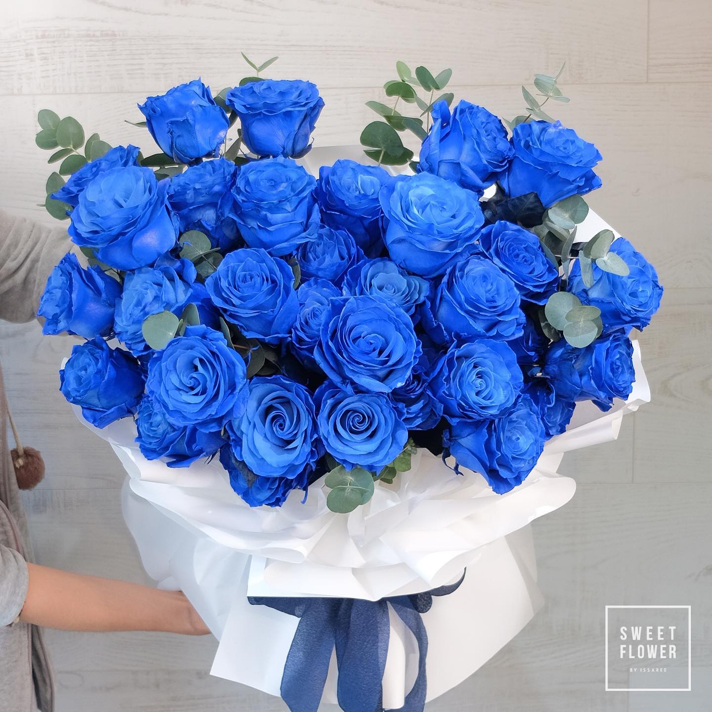 กล่อง ม่วง-ฟ้า คลาสสิก ดอกไม้หลัก กุหลาบ ยูคาลิปตัส/ใบไม้ — ผลงานร้านดอกไม้ Sweetflower by Issaree