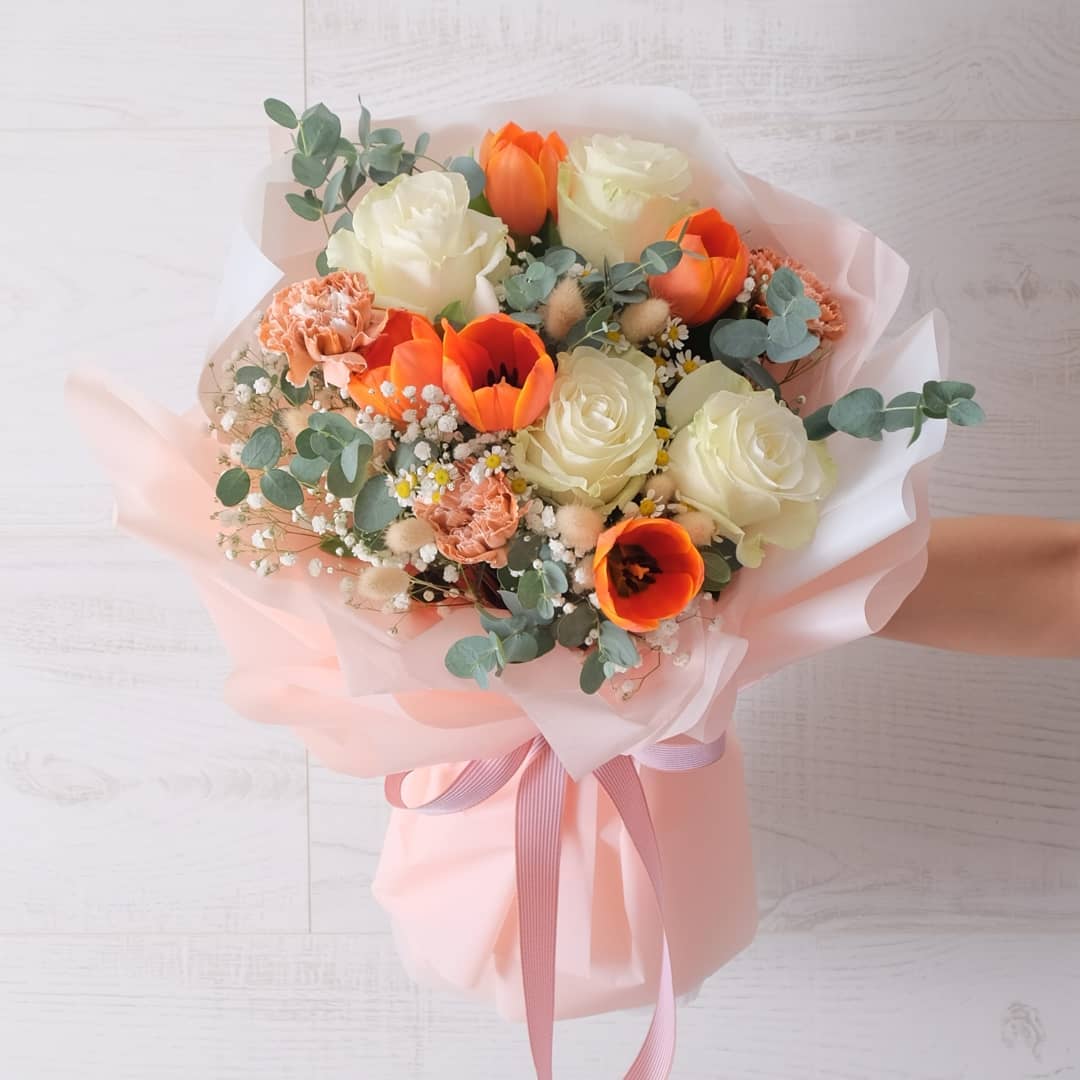 ช่อ เหลือง-ส้ม หวาน ดอกไม้หลัก ทิวลิป กุหลาบ คาร์เนชั่น — ผลงานร้านดอกไม้ Sweetflower by Issaree — ภาพที่ 2 จาก 2