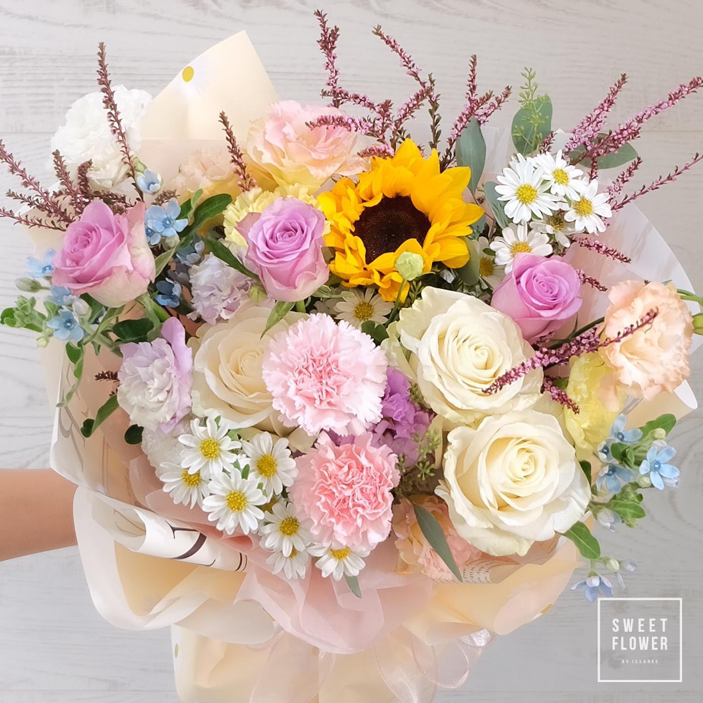 ช่อ หลากสี หวาน ดอกไม้หลัก กุหลาบ ทานตะวัน คาร์เนชั่น — ผลงานร้านดอกไม้ Sweetflower by Issaree