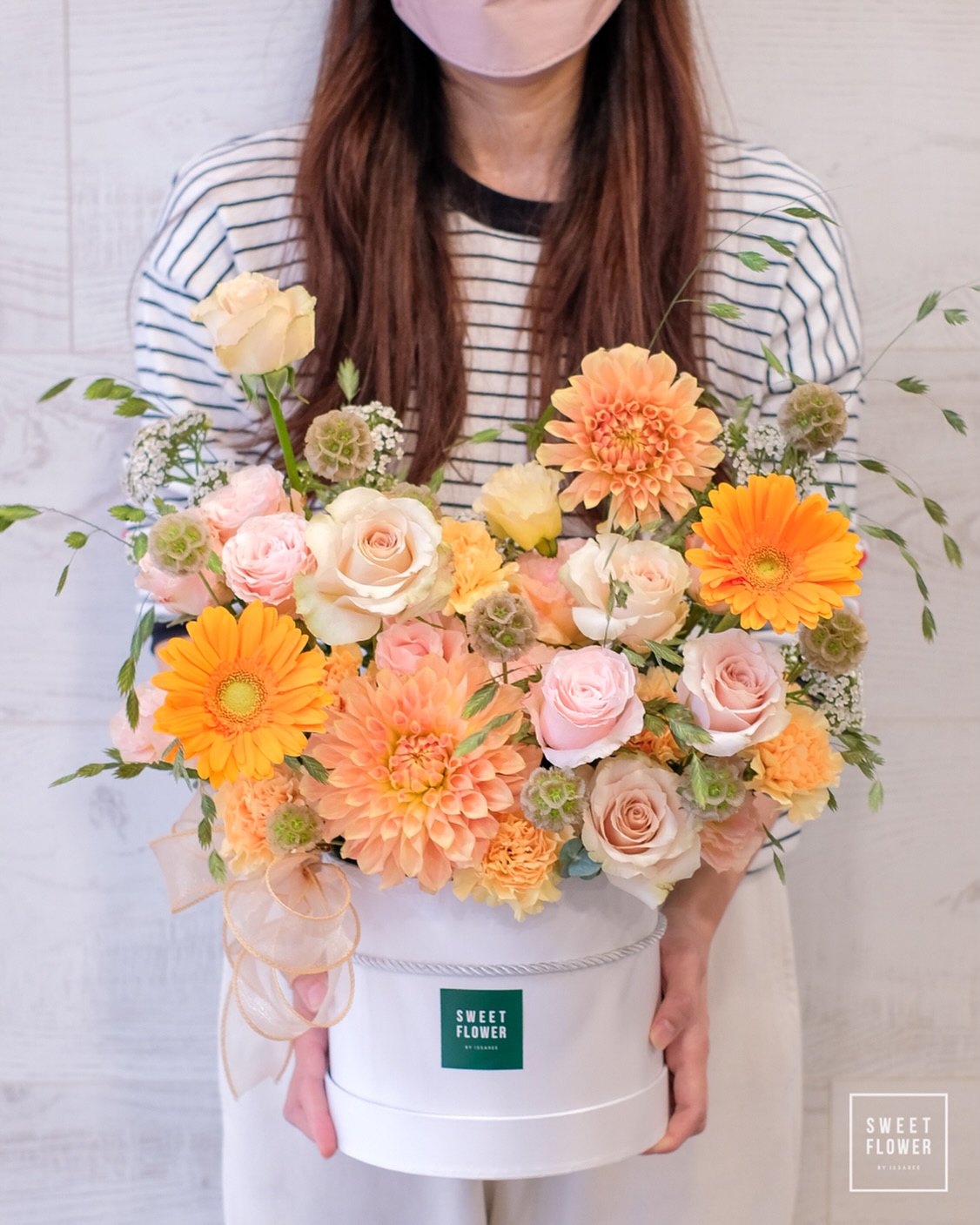 กล่อง เหลือง-ส้ม หวาน ดอกไม้หลัก กุหลาบ เยอบีร่า ดาเลีย — ผลงานร้านดอกไม้ Sweetflower by Issaree